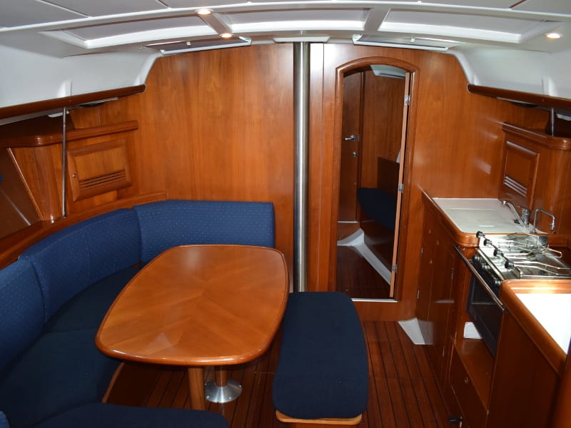 Sabik Oceanis 393 vor Anker in Carloforte