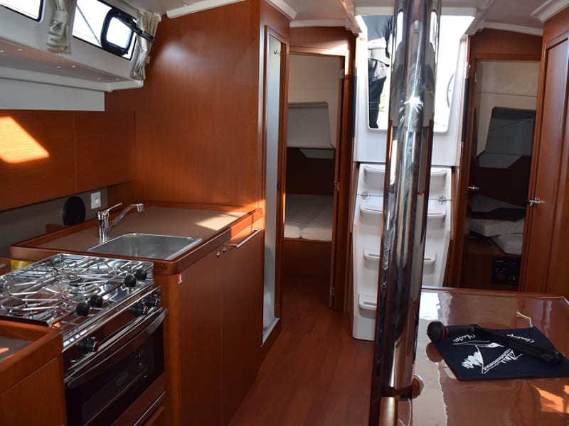 Ánemos Oceanis 38 moored at Carloforte