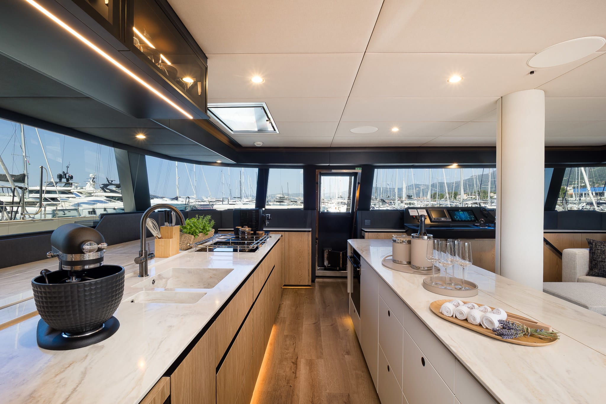 SEA DREAMS Sunreef 60 amarrado en Kaštel Gomilica / Marina Kaštela