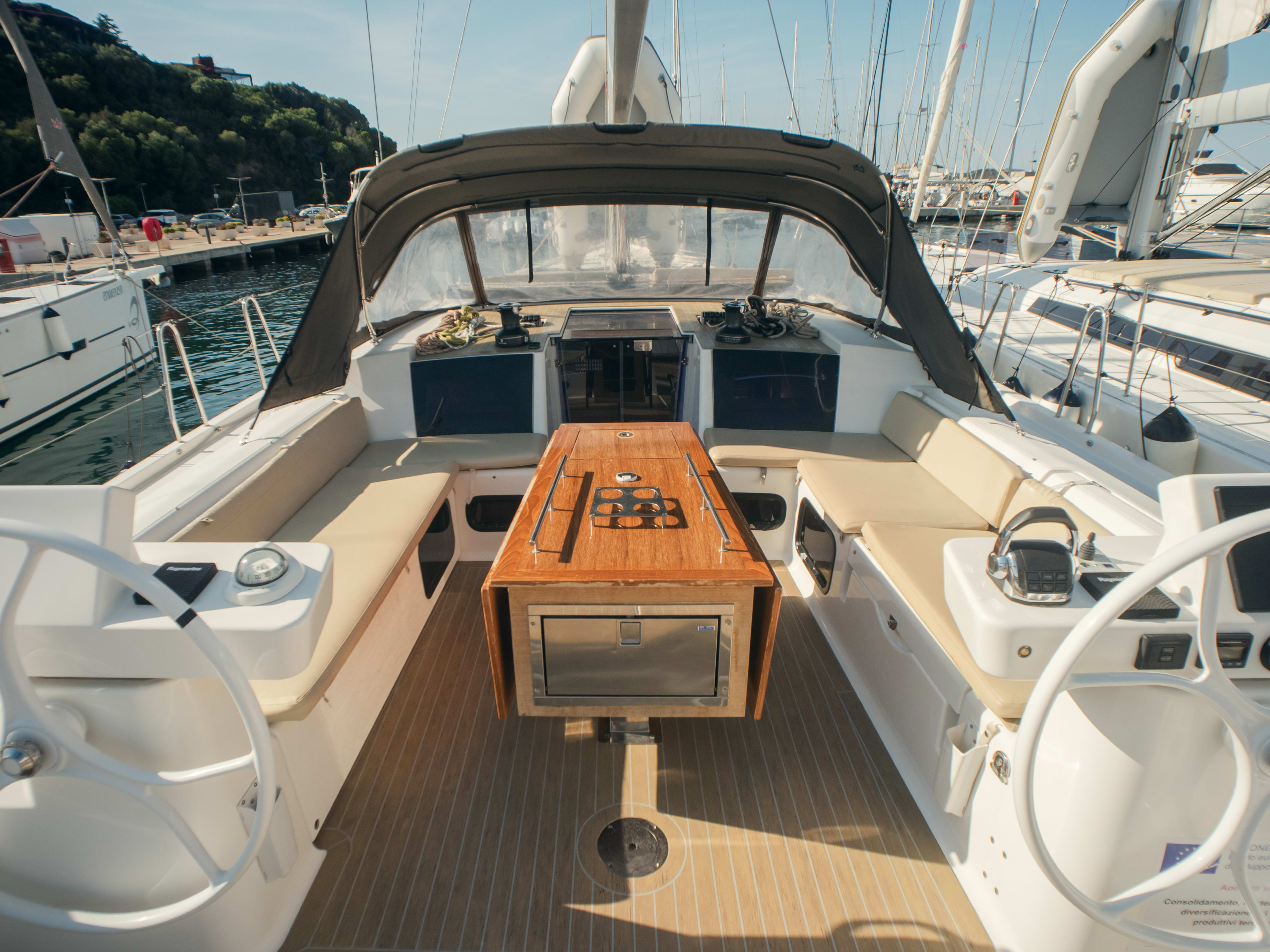 Ipazia Dufour 56 Exclusive amarrado en Marina di Portisco
