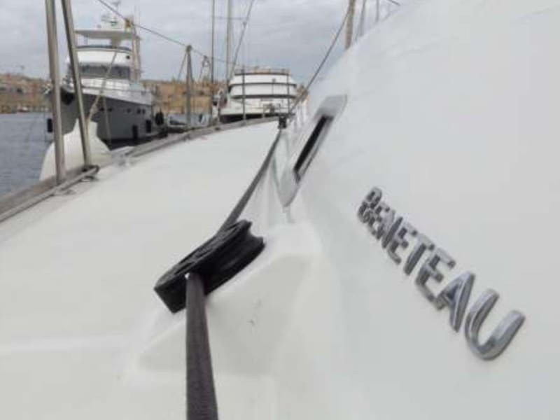 In Compliance Oceanis 50 Family vor Anker in Kalkara Marina