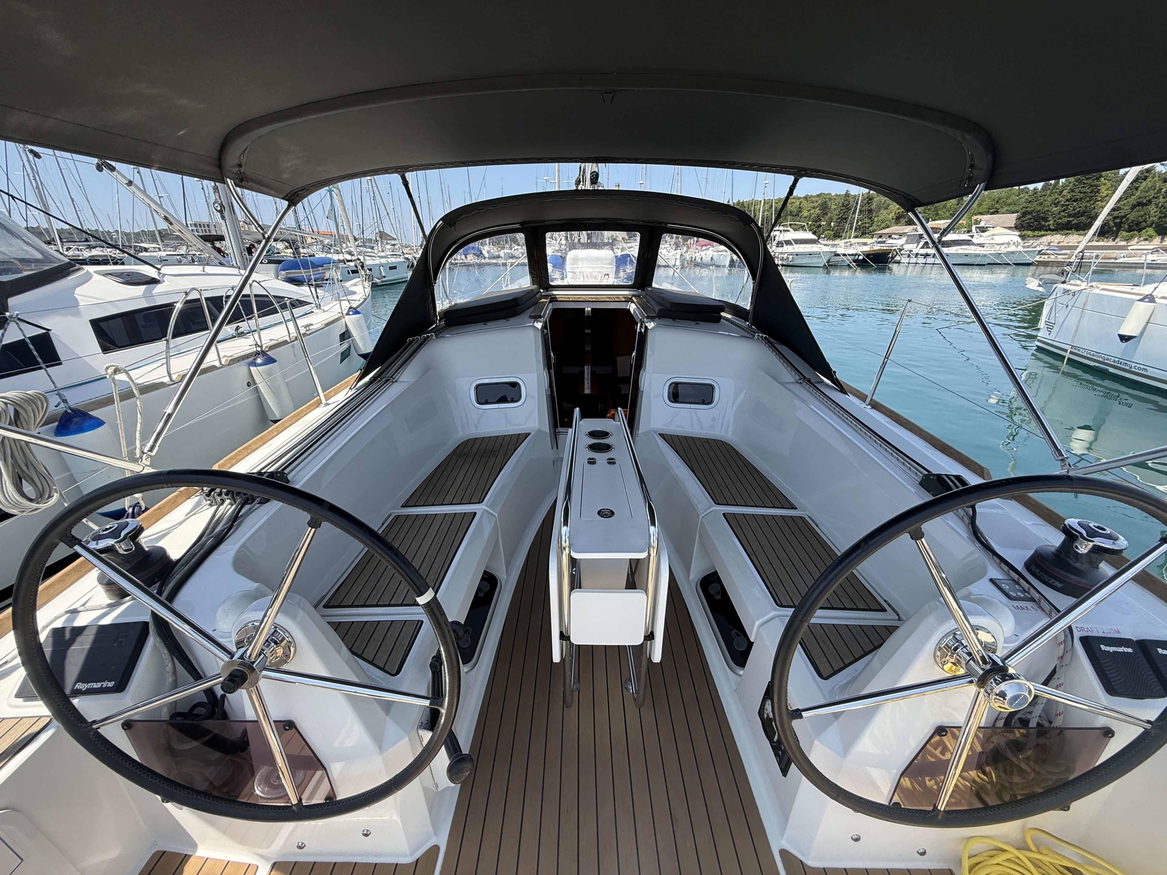 Reina De Oros Sun Odyssey 349 біля причалу Pula / Marina Polesana
