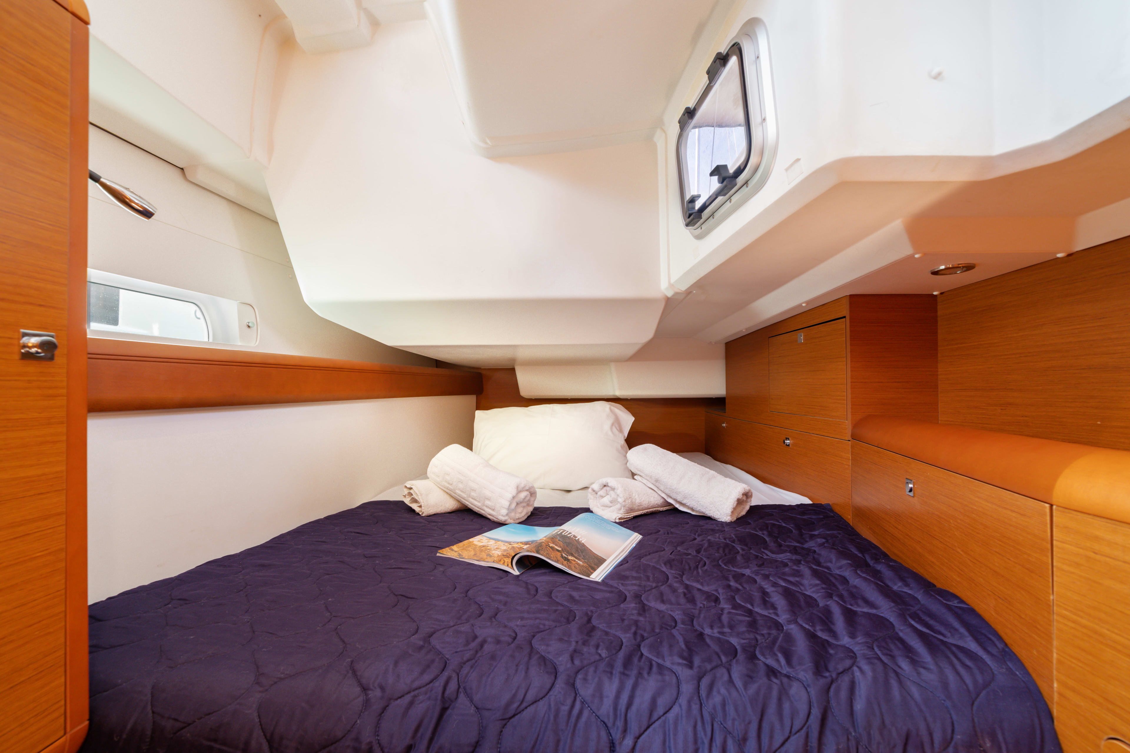 SOFIA Sun Odyssey 479 біля причалу Nydri / Hotel Armonia