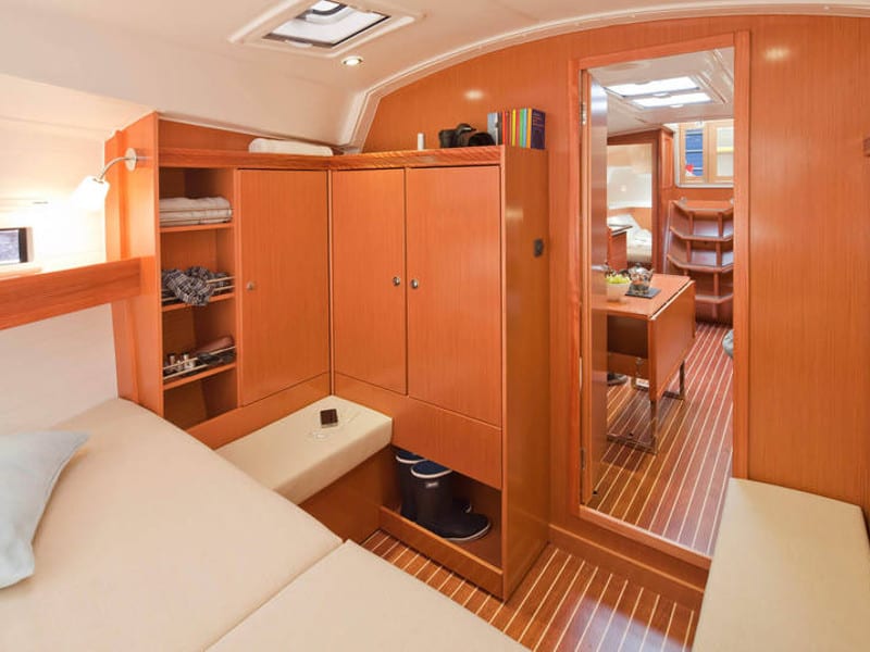 Kathy Cool Bavaria Cruiser 36 біля причалу Palma de Mallorca / Marina Naviera Balear