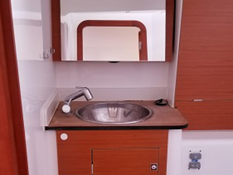 Friday Dufour 350 Grand Large vor Anker in Fethiye / Yacht Classic Hotel