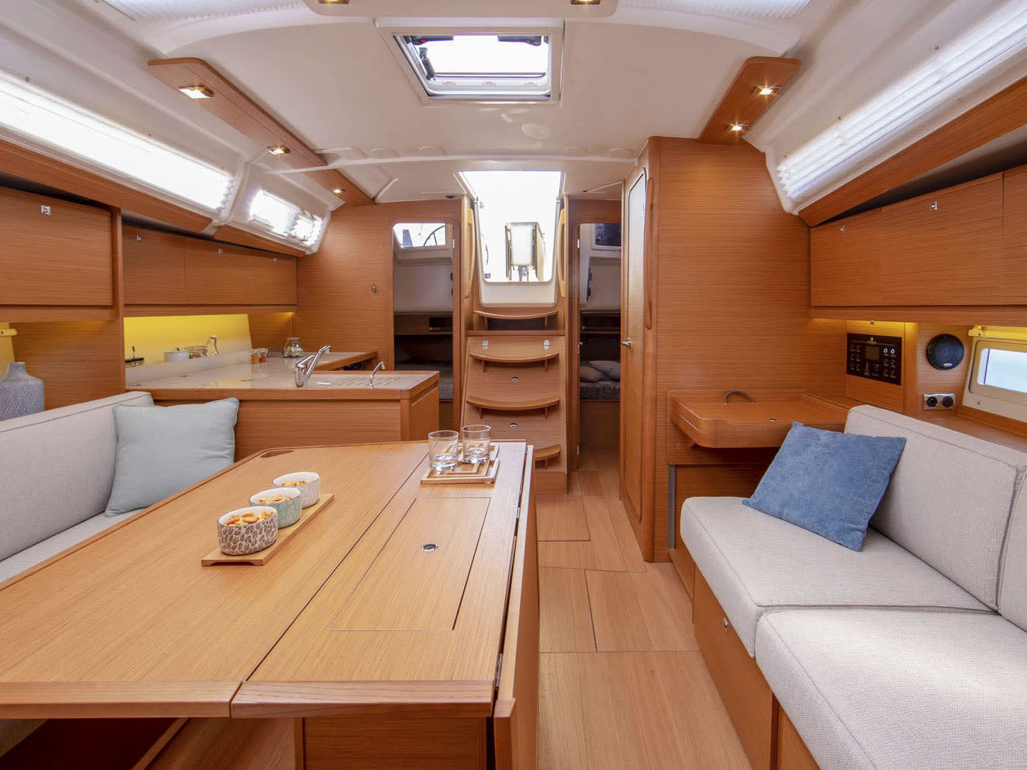 Gin Fizz Dufour 390 Grand Large vor Anker in Athens / Alimos Marina