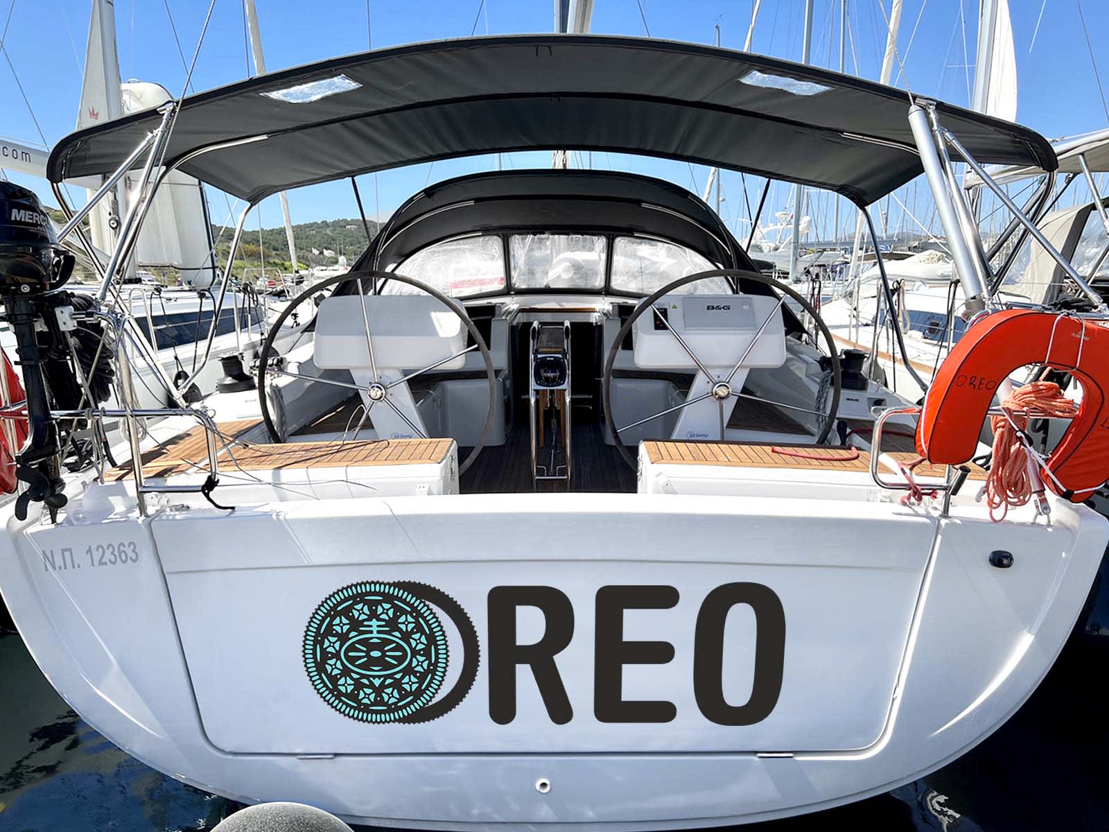 Oreo Hanse 458 біля причалу Lavrion / Olympic Marina