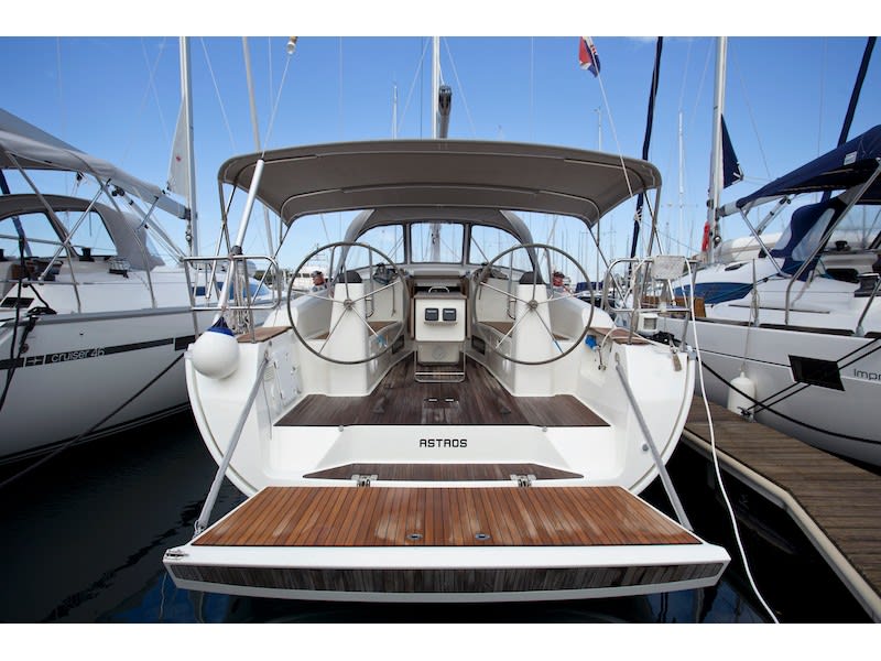 Astros Bavaria 41 Cruiser amarrado en Šibenik / D-Marin Marina Mandalina