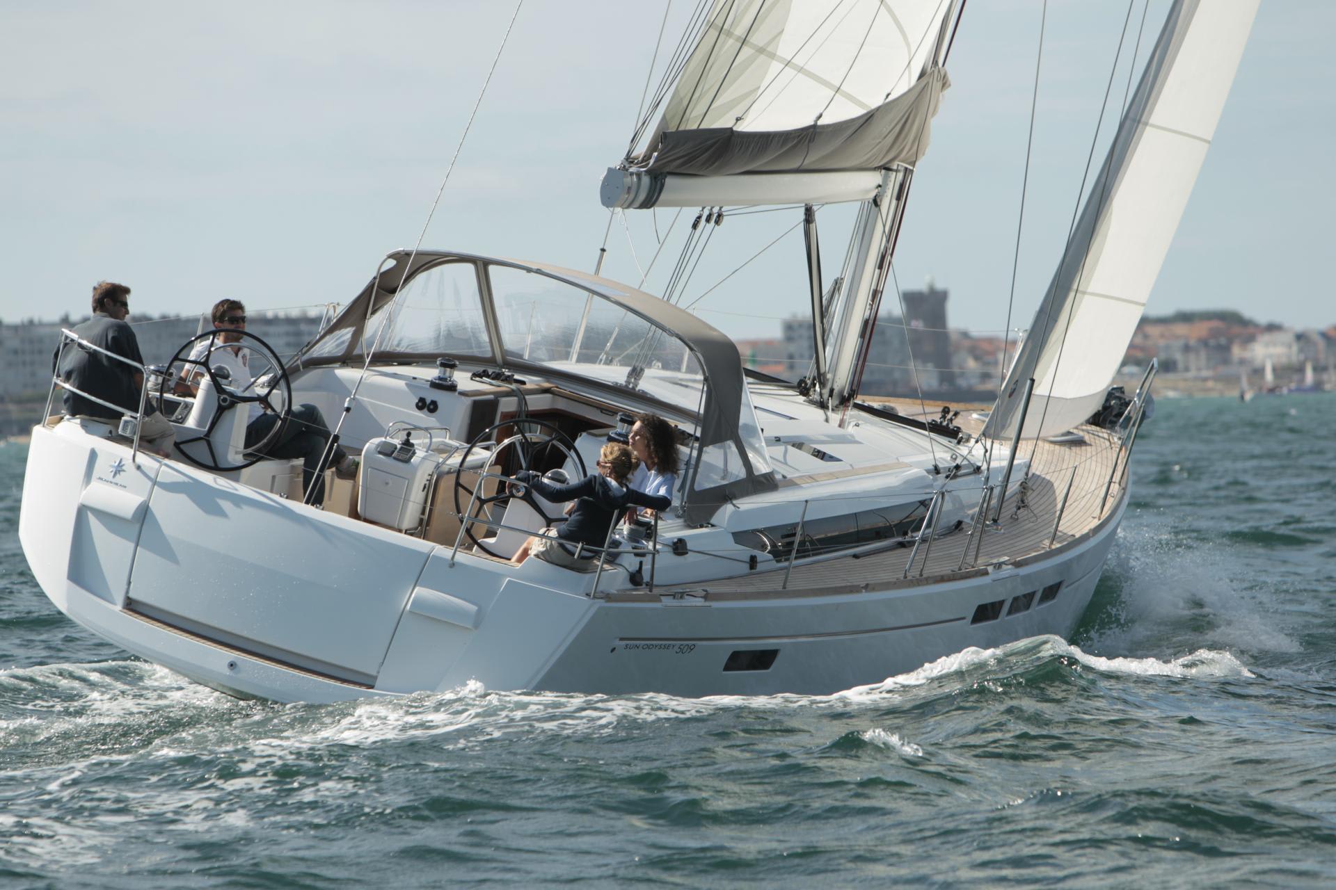 KAOS Sun Odyssey 509 біля причалу Porto Rotondo / Punta Nuraghe