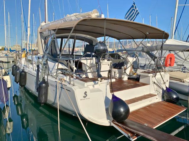 Blue Satellite Oceanis 46.1 vor Anker in Athens / Alimos Marina