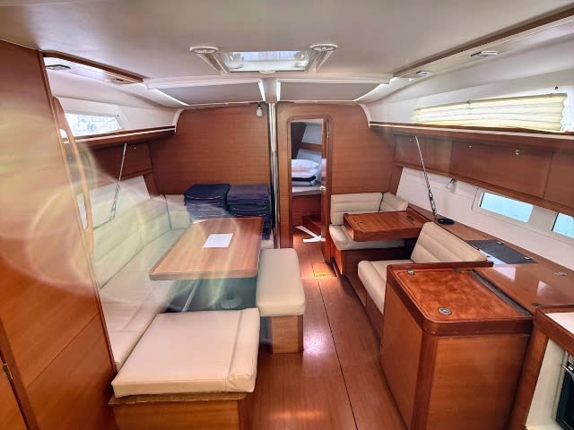 Freedom Dufour 410 Grand Large vor Anker in Athens / Alimos Marina