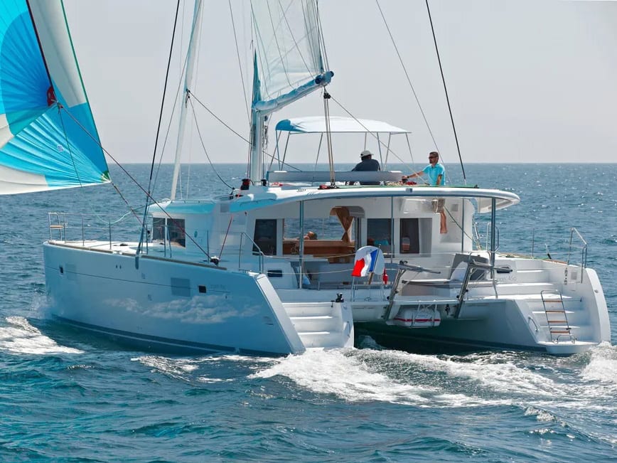 Fluffy Lagoon 450 Fly біля причалу Lefkada / D-Marin Marina Lefkas