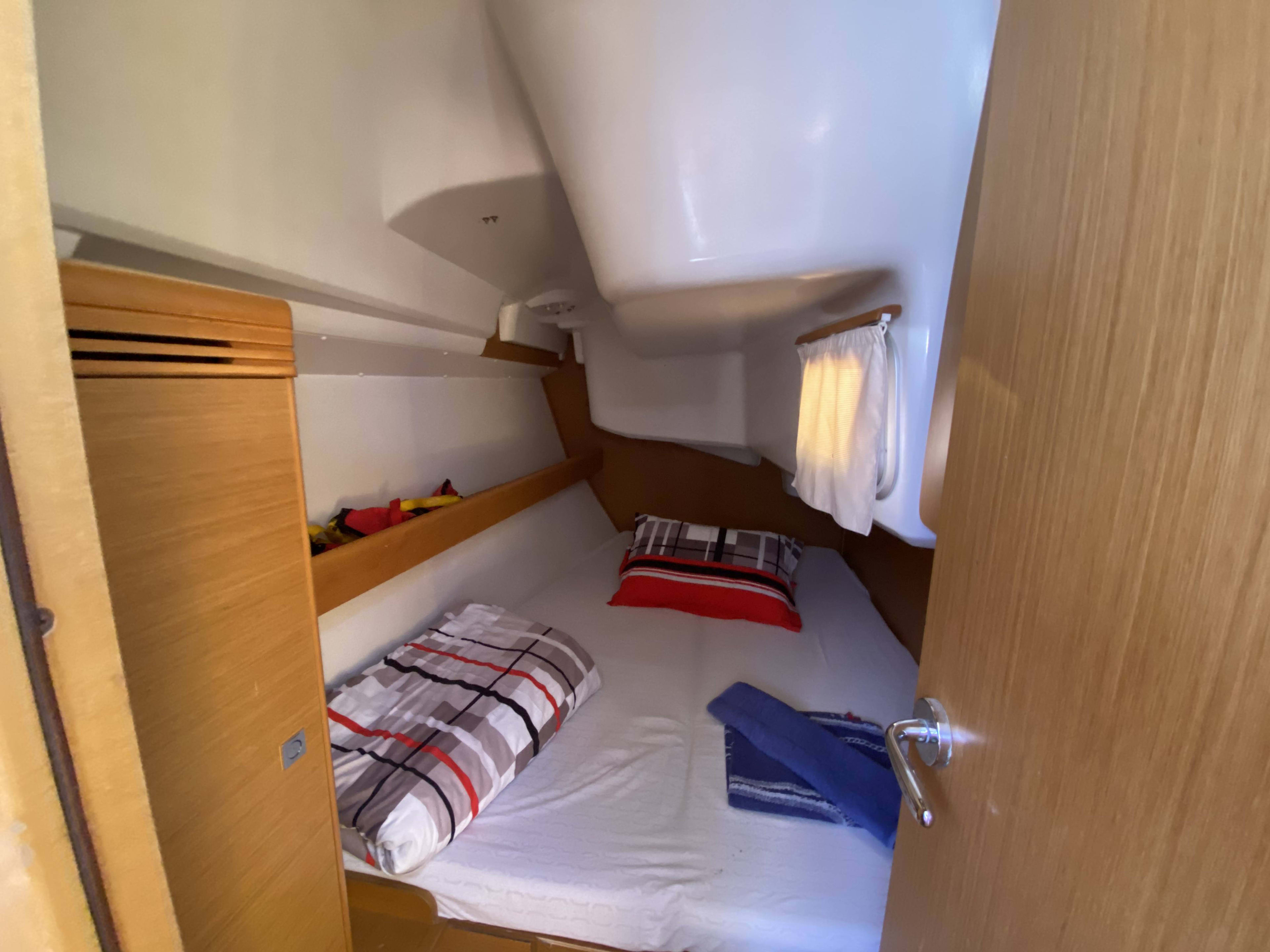 Blue Sky Sun Odyssey 36i amarrado en Fethiye / Ece Marina