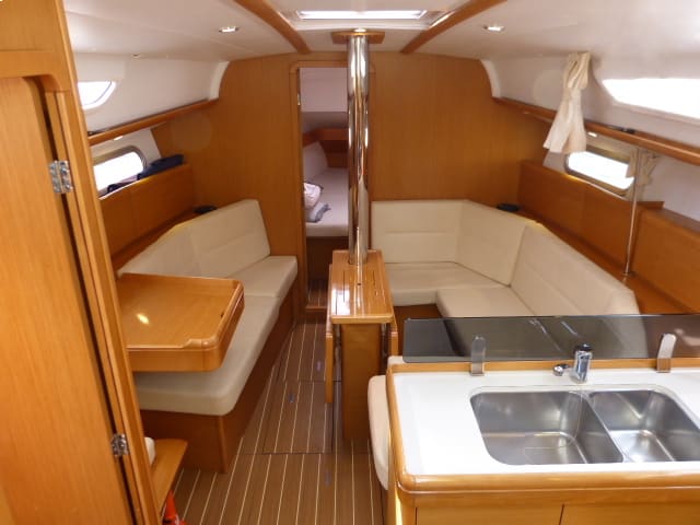 Scooby-Doo Sun Odyssey 36i amarrado en Fethiye / Ece Marina