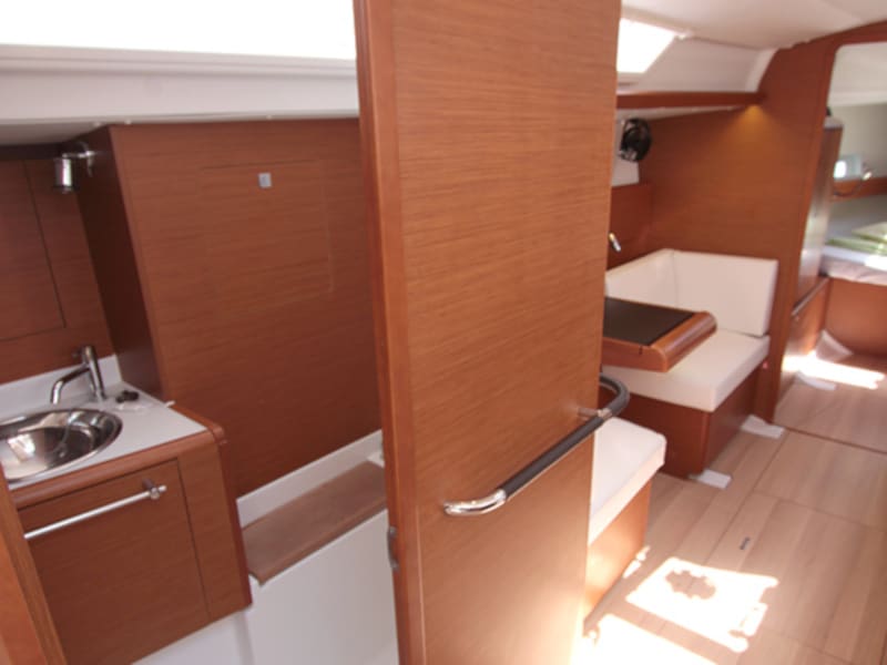 Perseas Sun Odyssey 419 біля причалу Lavrion Main Port