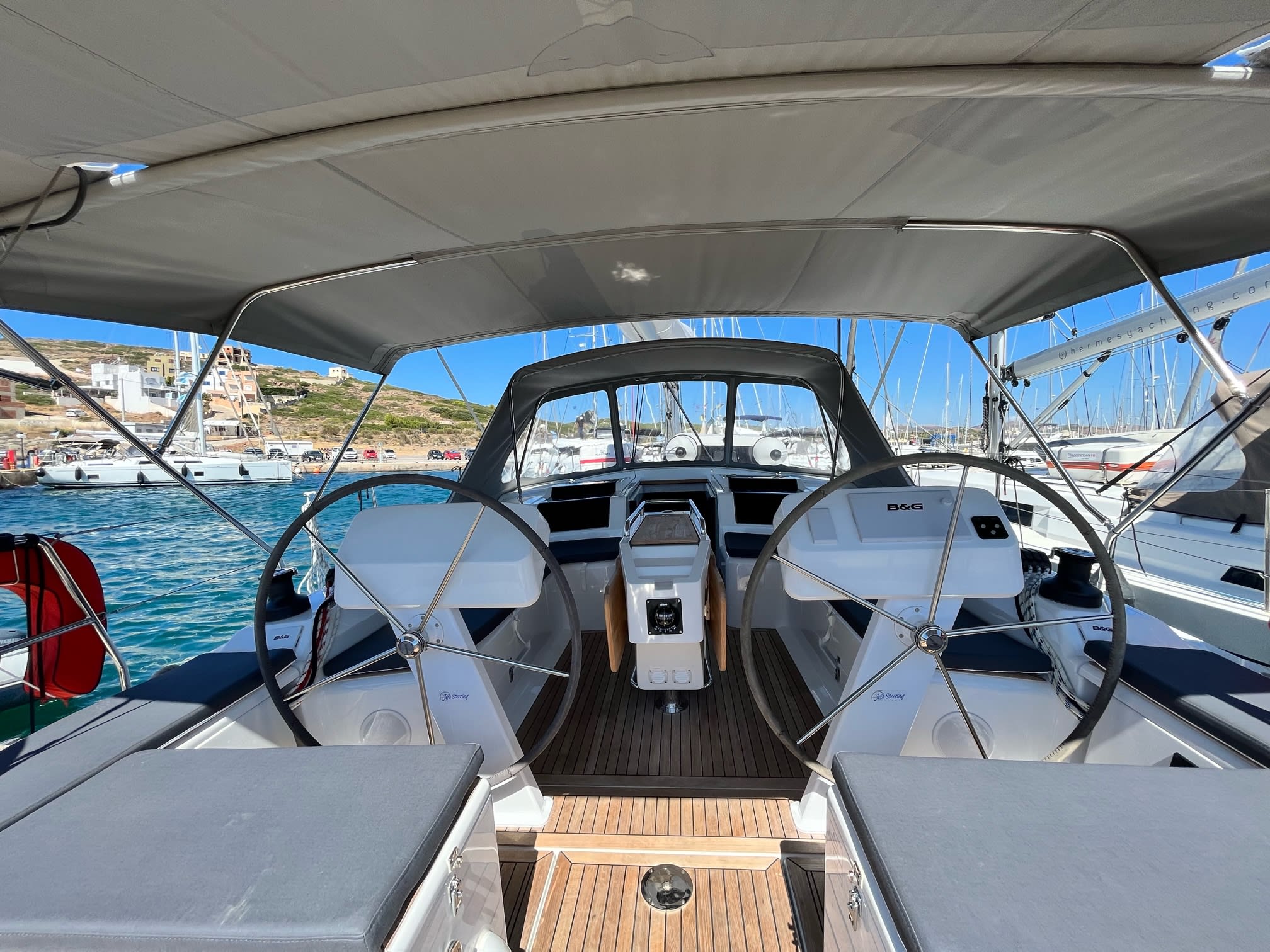 Bellatrix Hanse 458 біля причалу Lavrion / Olympic Marina