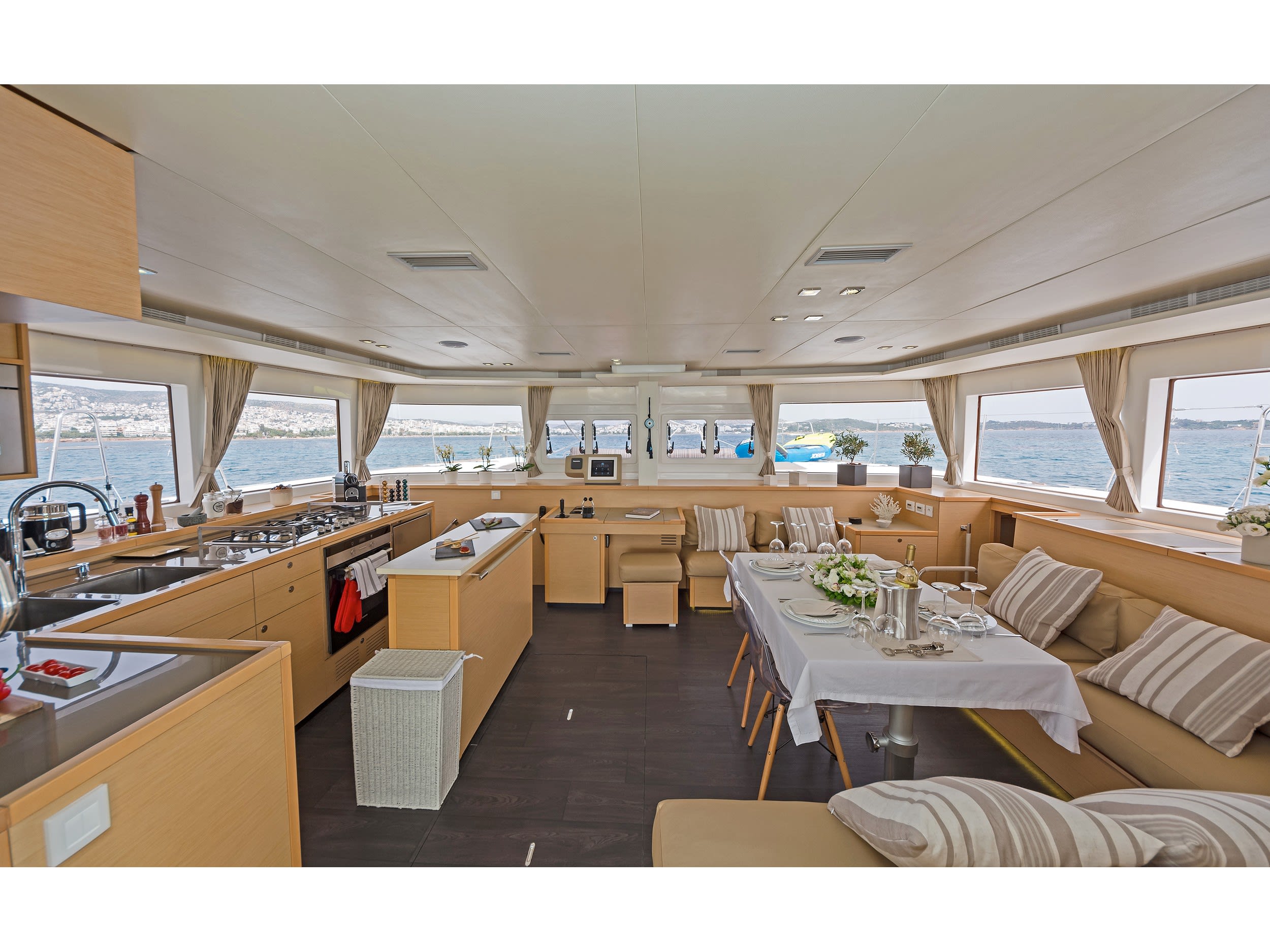 MELITI Lagoon 560 S2 біля причалу Piraeus / Athens Marina S.A.