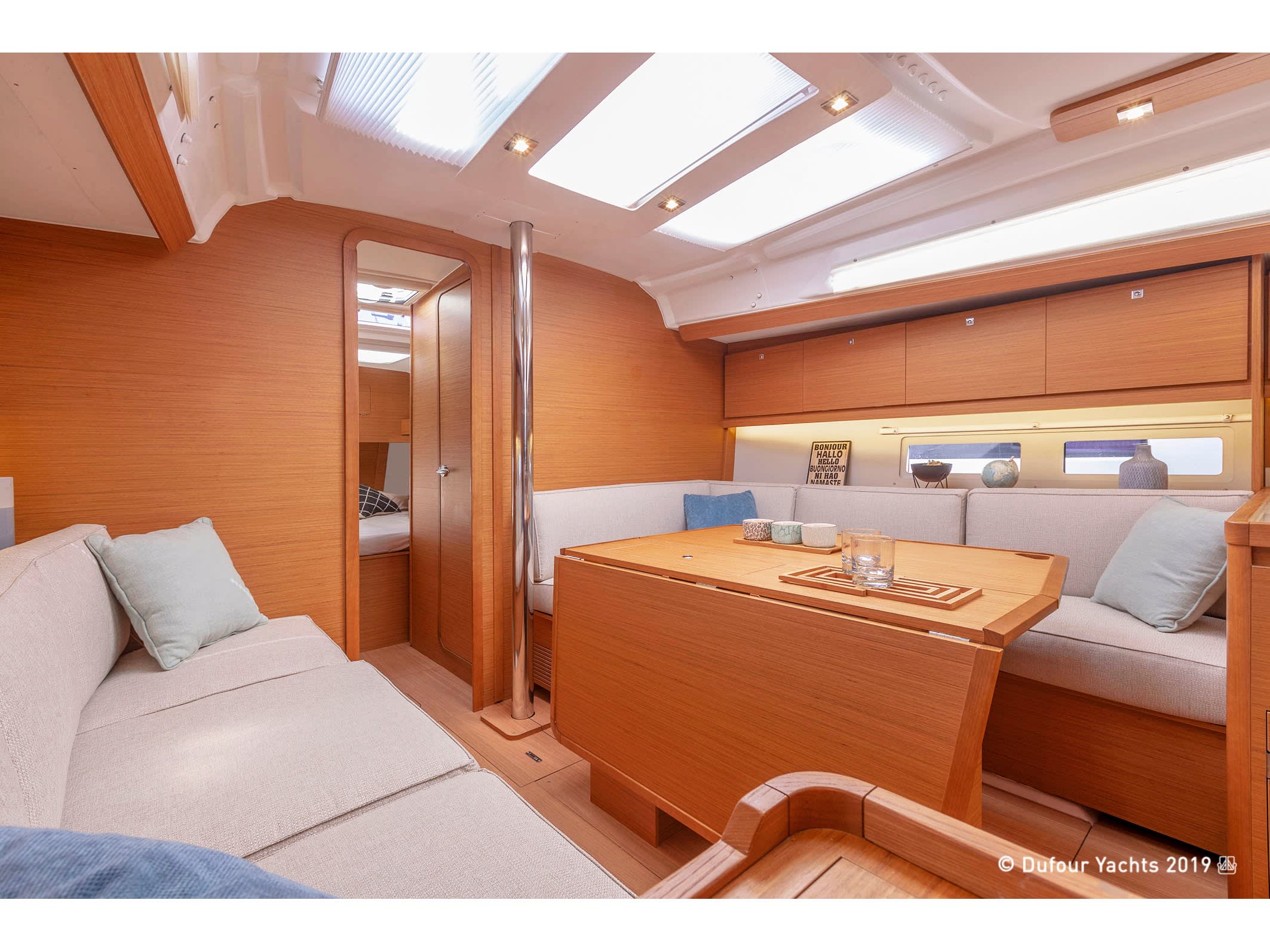 Martini Dufour 390 Grand Large vor Anker in Athens / Alimos Marina