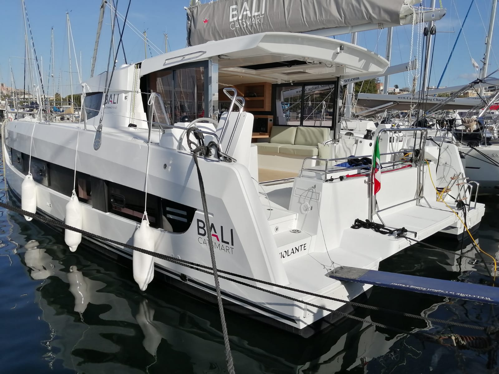 Violante Bali Catsmart біля причалу Marina di Cagliari