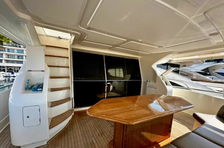 Premium Ferretti 730 amarrado en Riposto