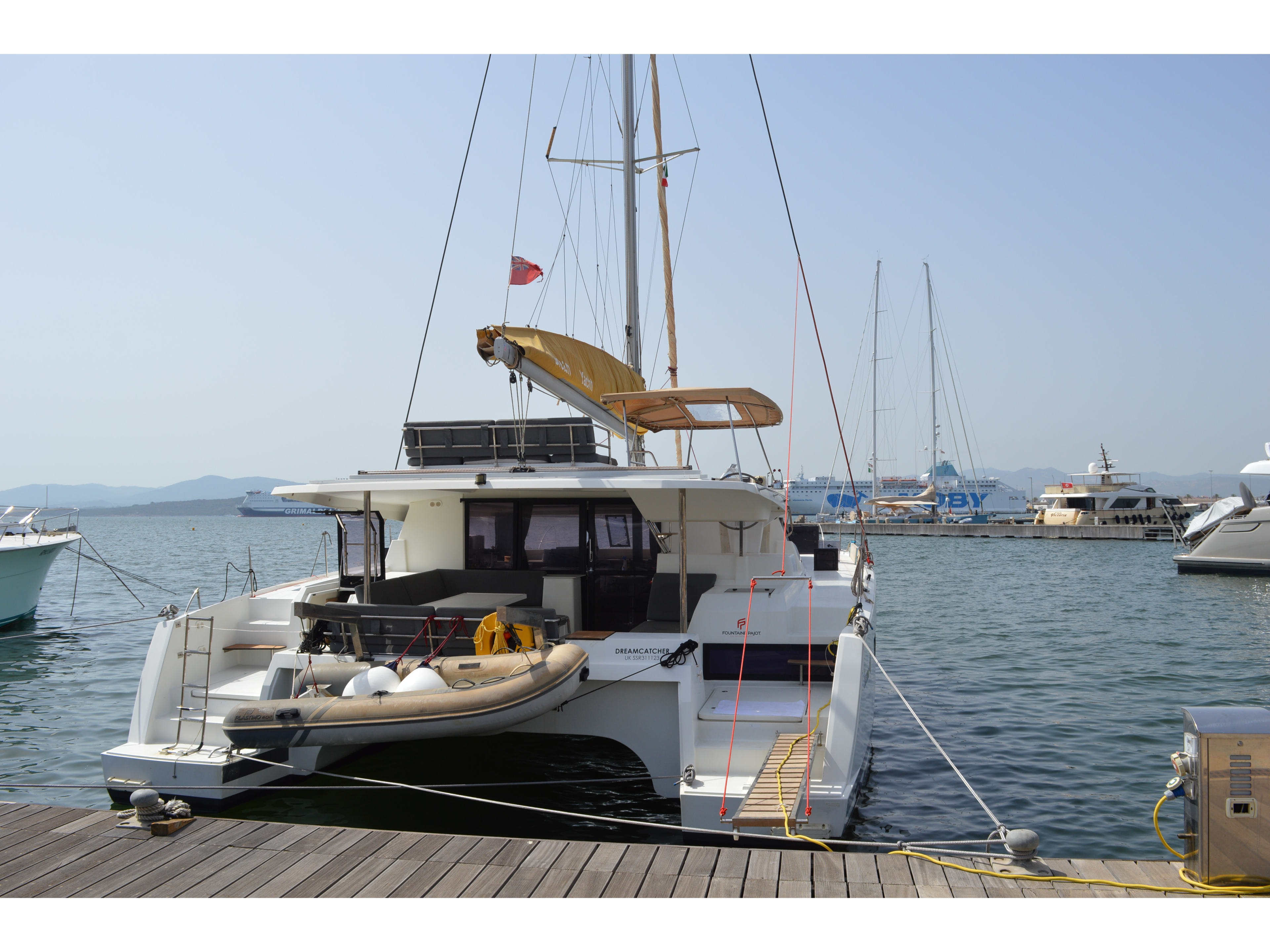 DreamCatcher Saona 47 біля причалу Marina di Olbia