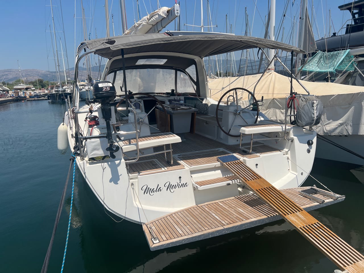 MALA NEVINA Oceanis 41.1 біля причалу Preveza Main Port