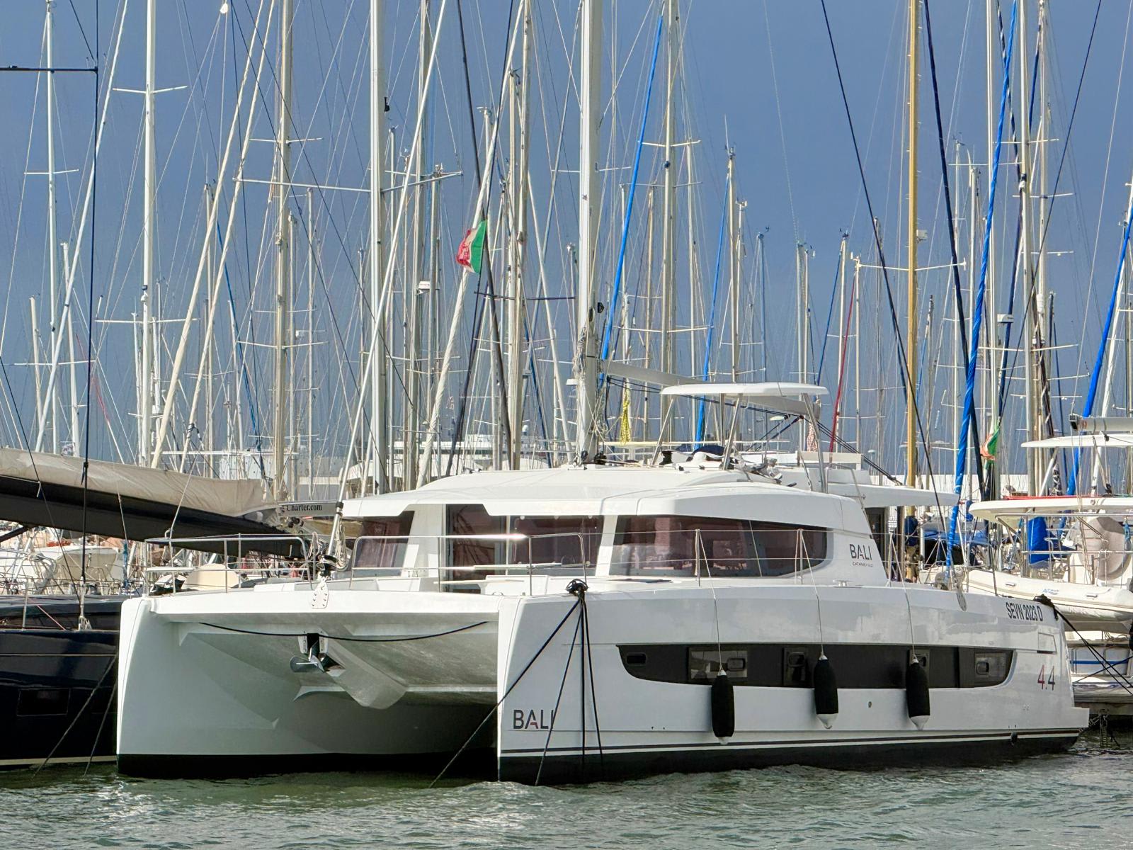 Seven Bali 4.4 vor Anker in Golfo Aranci / Marina dell'Isola