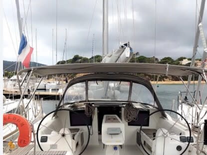 AF-D410 Dufour 410 Grand Large vor Anker in Athens / Alimos Marina