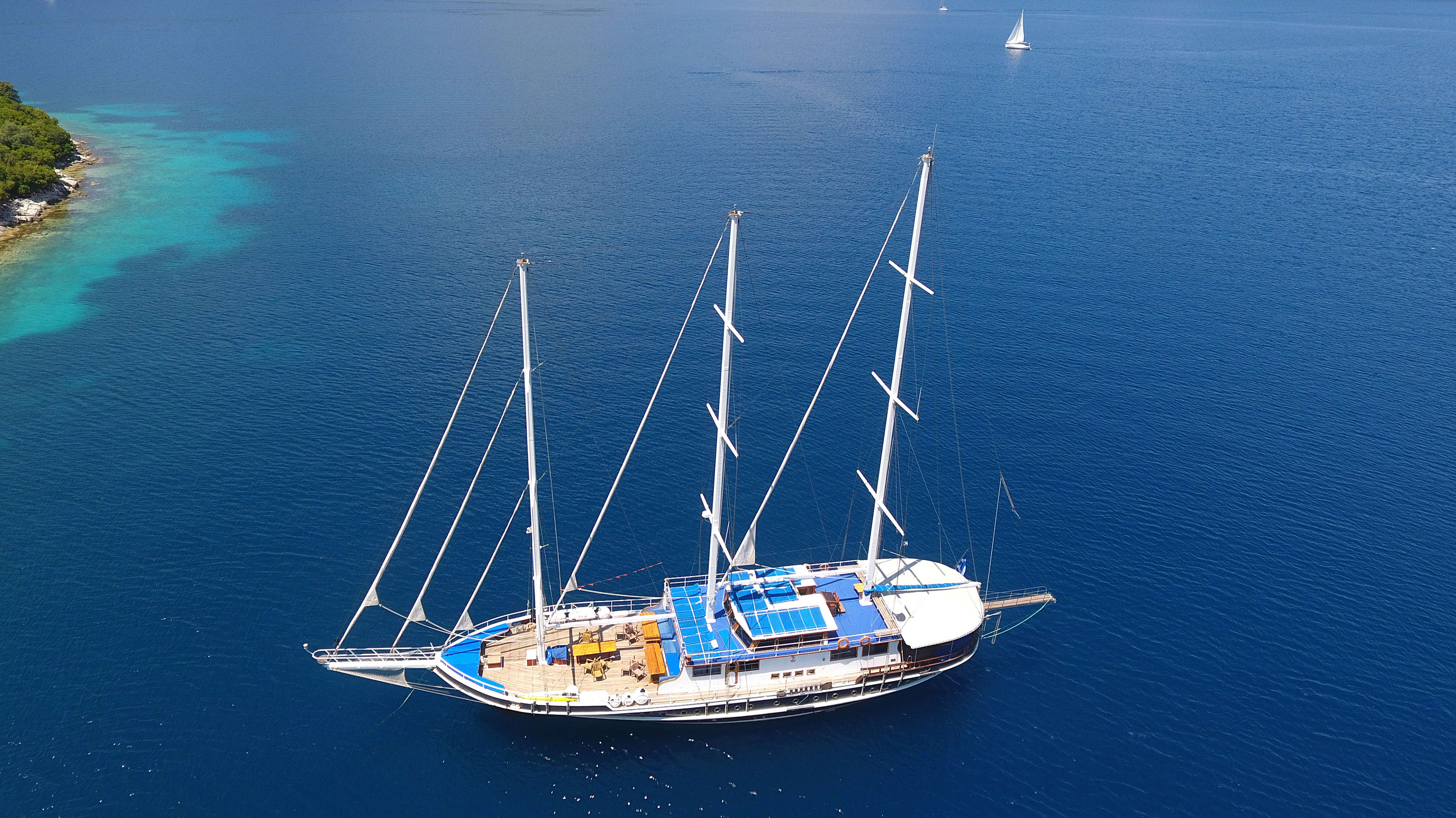 Artemis Gulet vor Anker in Salamina / Salamis Yachting Club