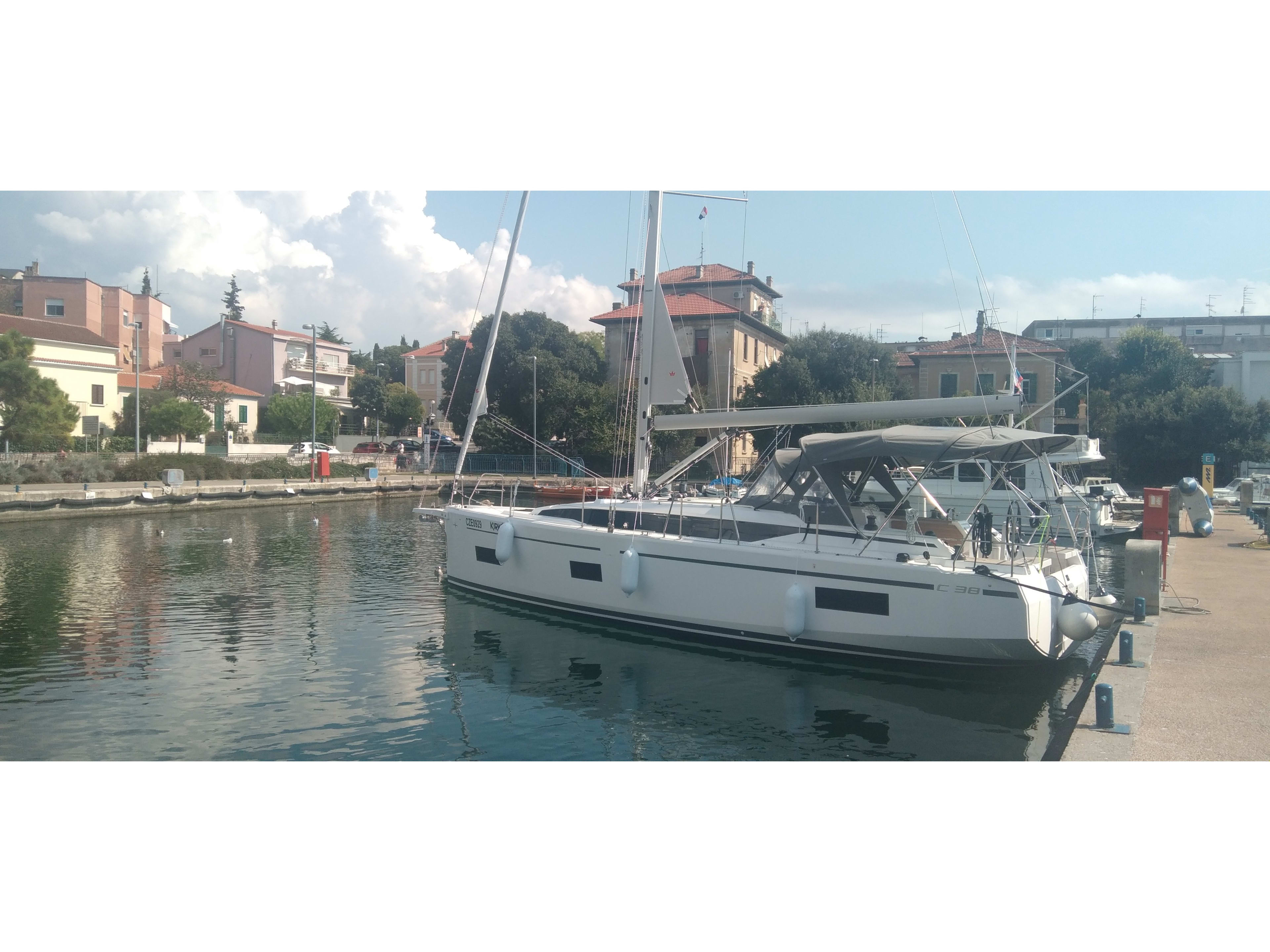 Kirke Bavaria C38 amarrado en Marina Zadar