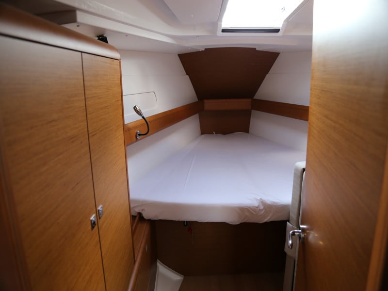 Kandur II Sun Odyssey 419 біля причалу Kaštel Gomilica / Marina Kaštela