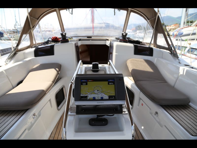Sicc Sun Odyssey 419 біля причалу Kaštel Gomilica / Marina Kaštela