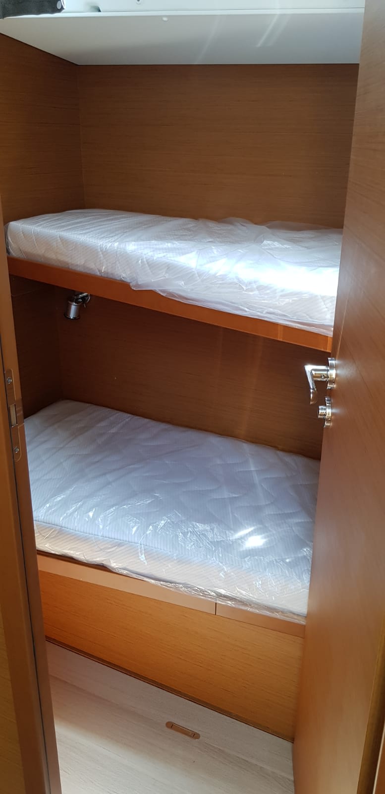 Pata Sun Odyssey 519 біля причалу Cannigione