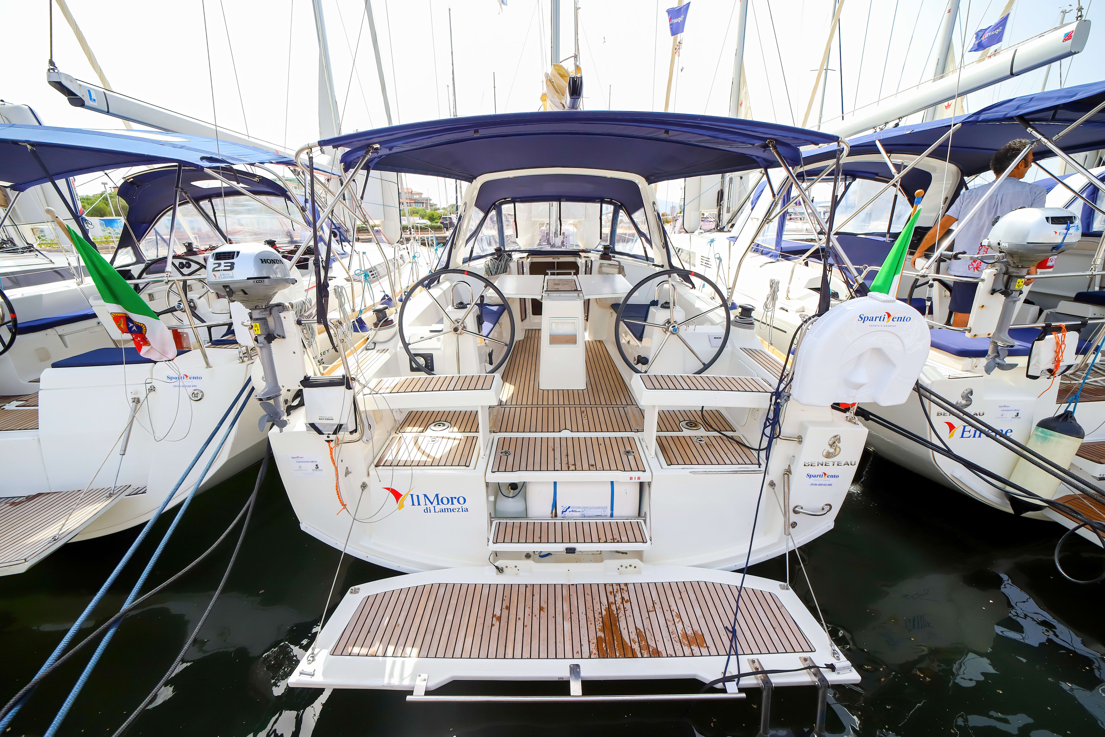 Il Moro di Lamezia - Standard line Oceanis 35.1 vor Anker in Marina di Olbia