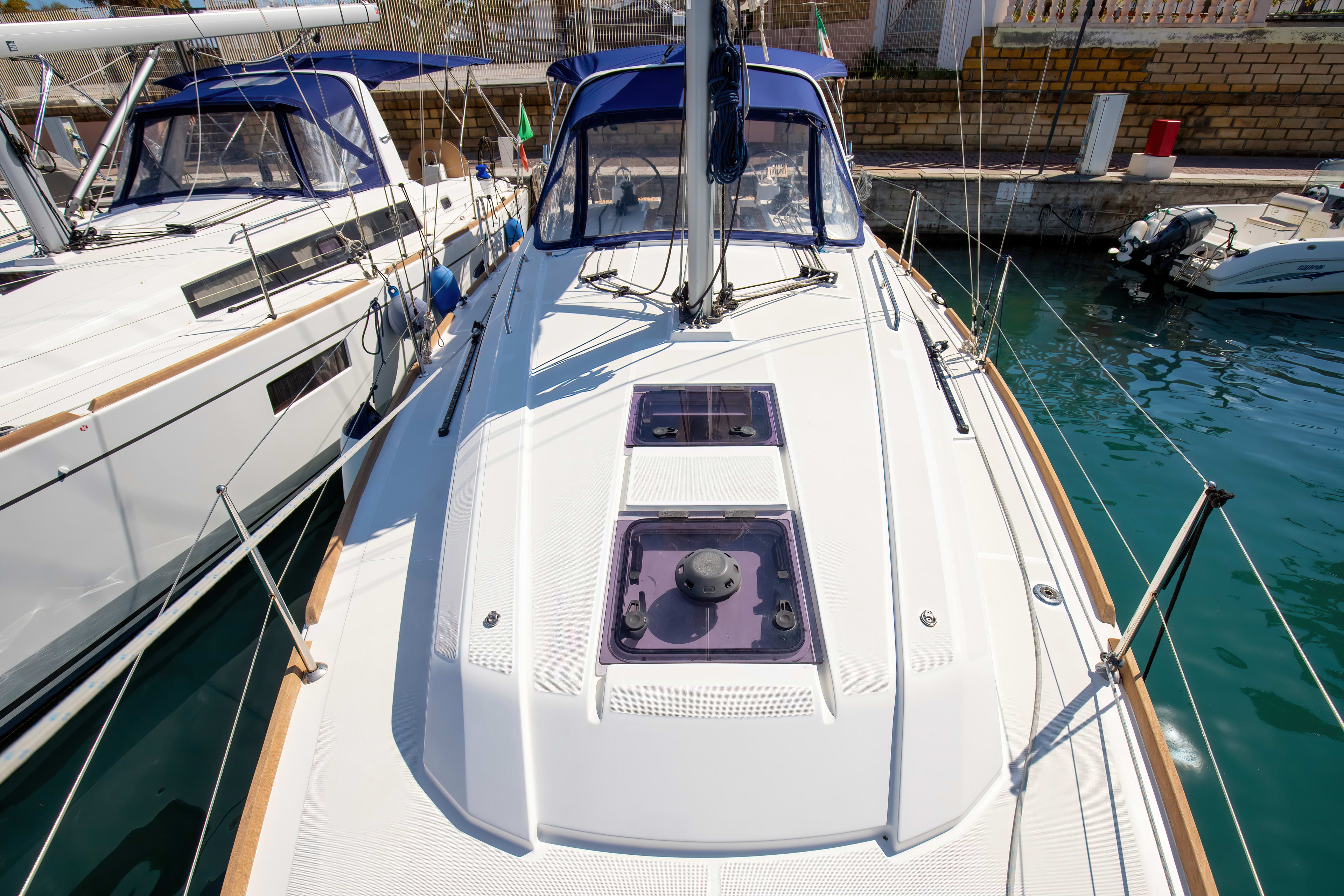 Levante - Standard line Oceanis 35.1 vor Anker in Furnari / Marina Portorosa