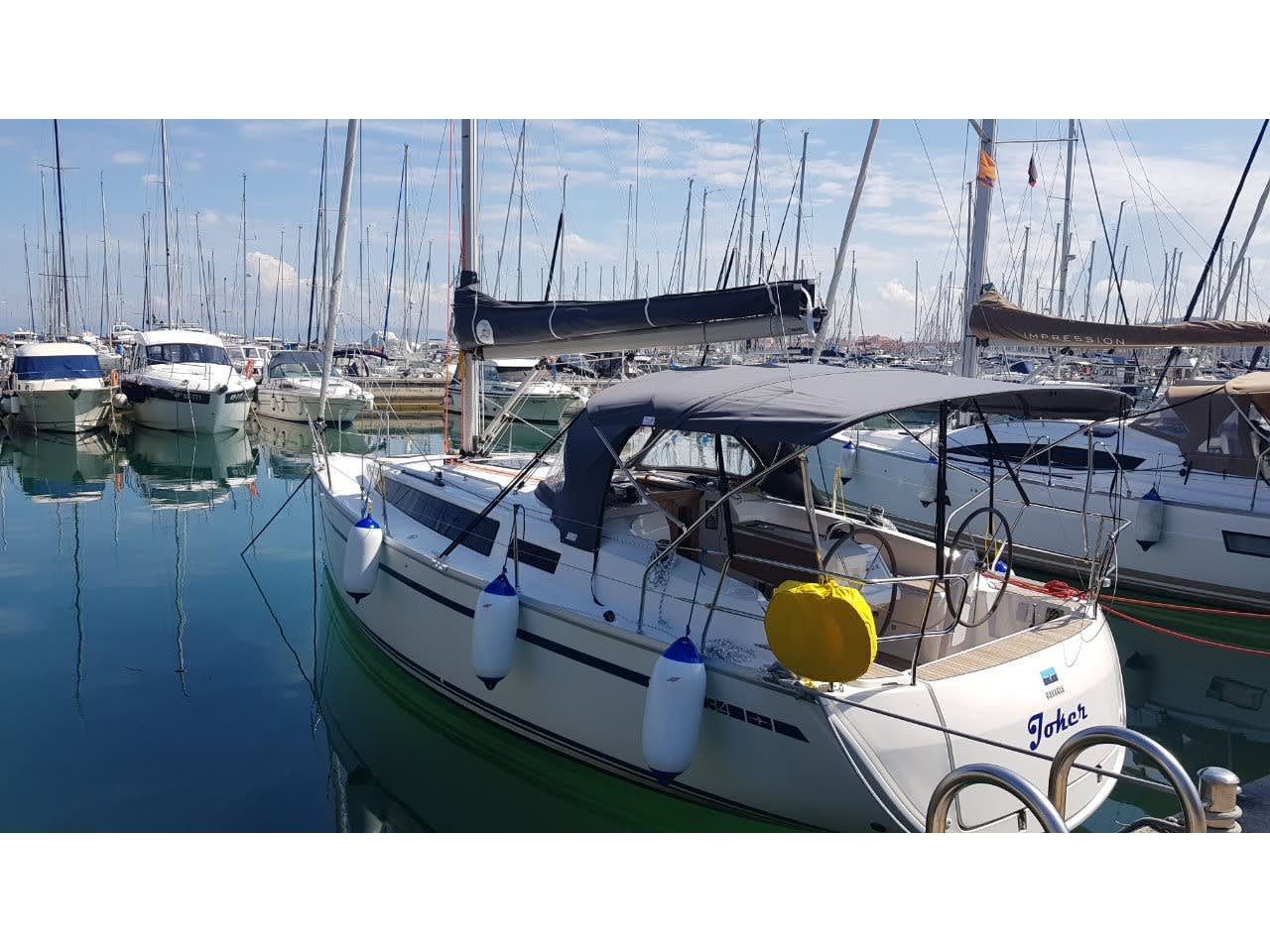 Joker Bavaria 34 Cruiser біля причалу Marina Izola