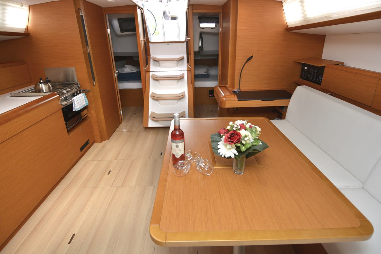 Black Kiss Sun Odyssey 479 біля причалу ACI Marina Dubrovnik