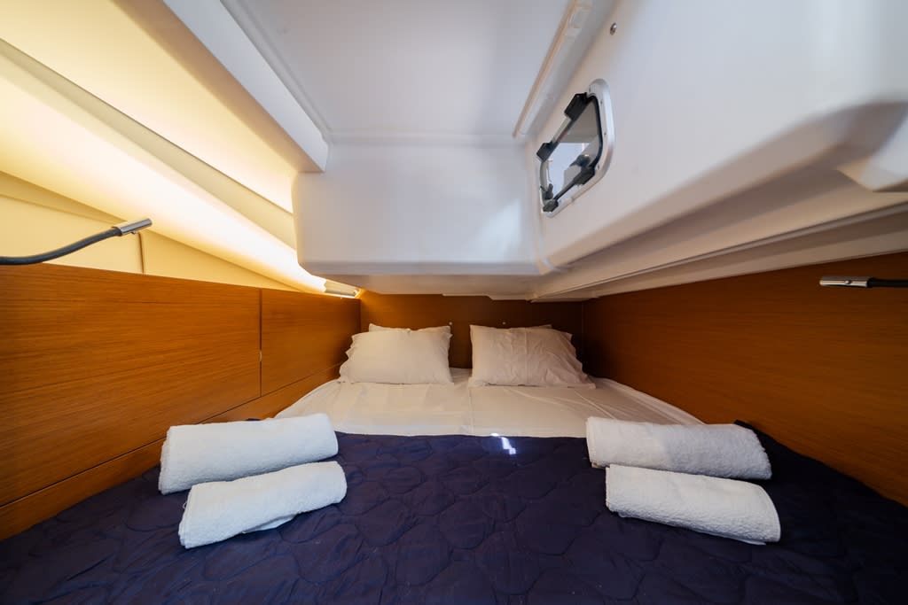 AMORGOS Sun Odyssey 440 біля причалу Lavrion Main Port