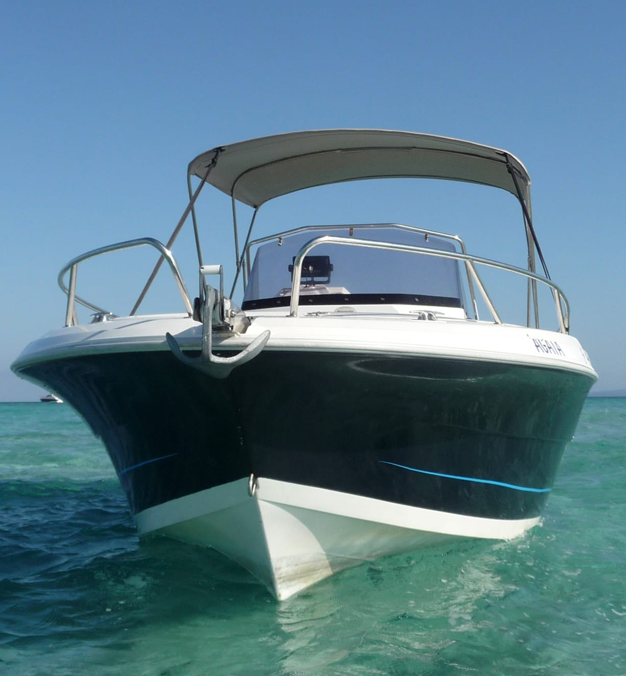 Capritxu Pacific Craft 670 vor Anker in Ibiza / Marina Botafoch
