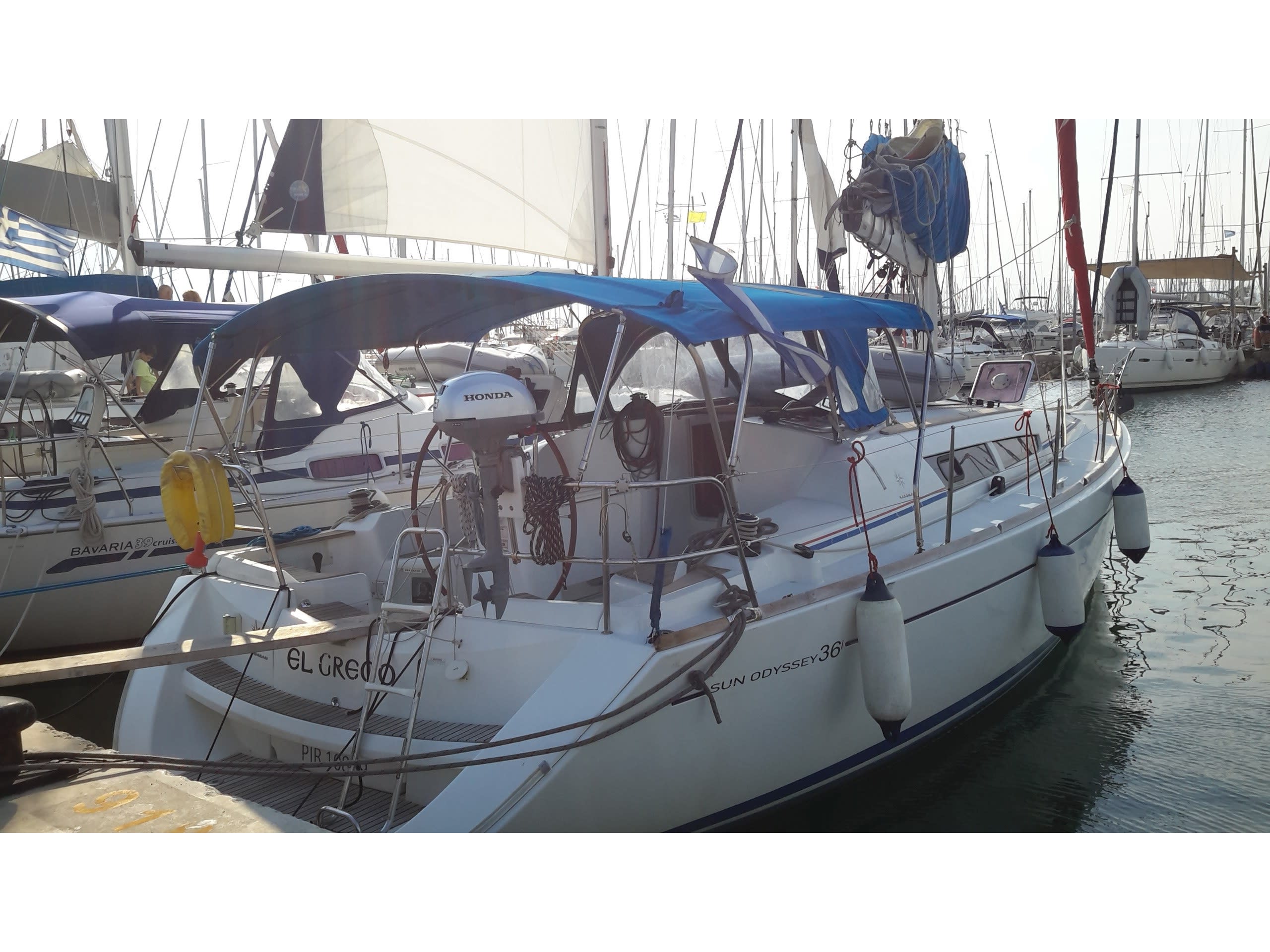 El Greco Sun Odyssey 36i amarrado en Athens / Alimos Marina