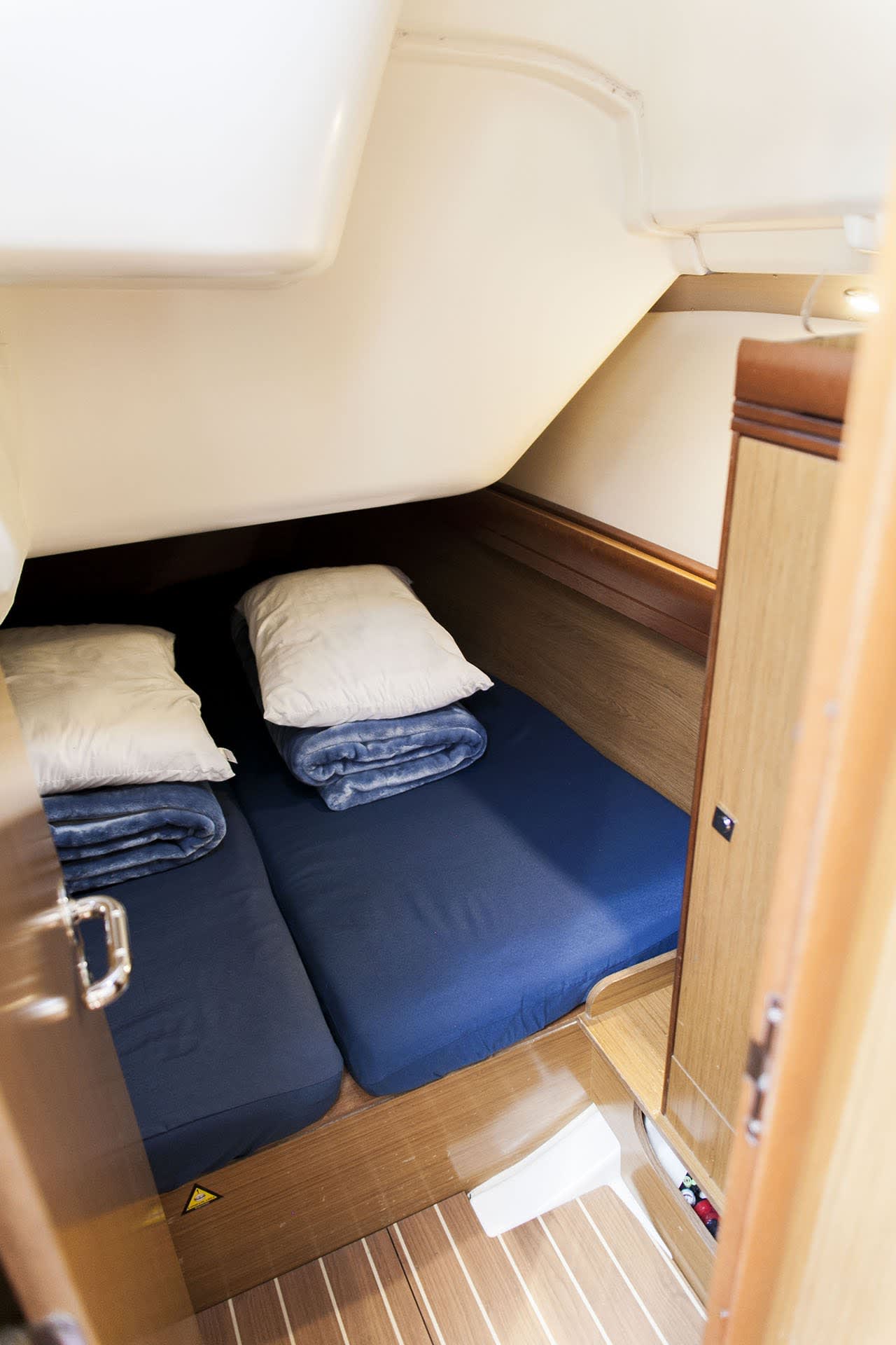 Formica Sun Odyssey 36i amarrado en Preveza Main Port