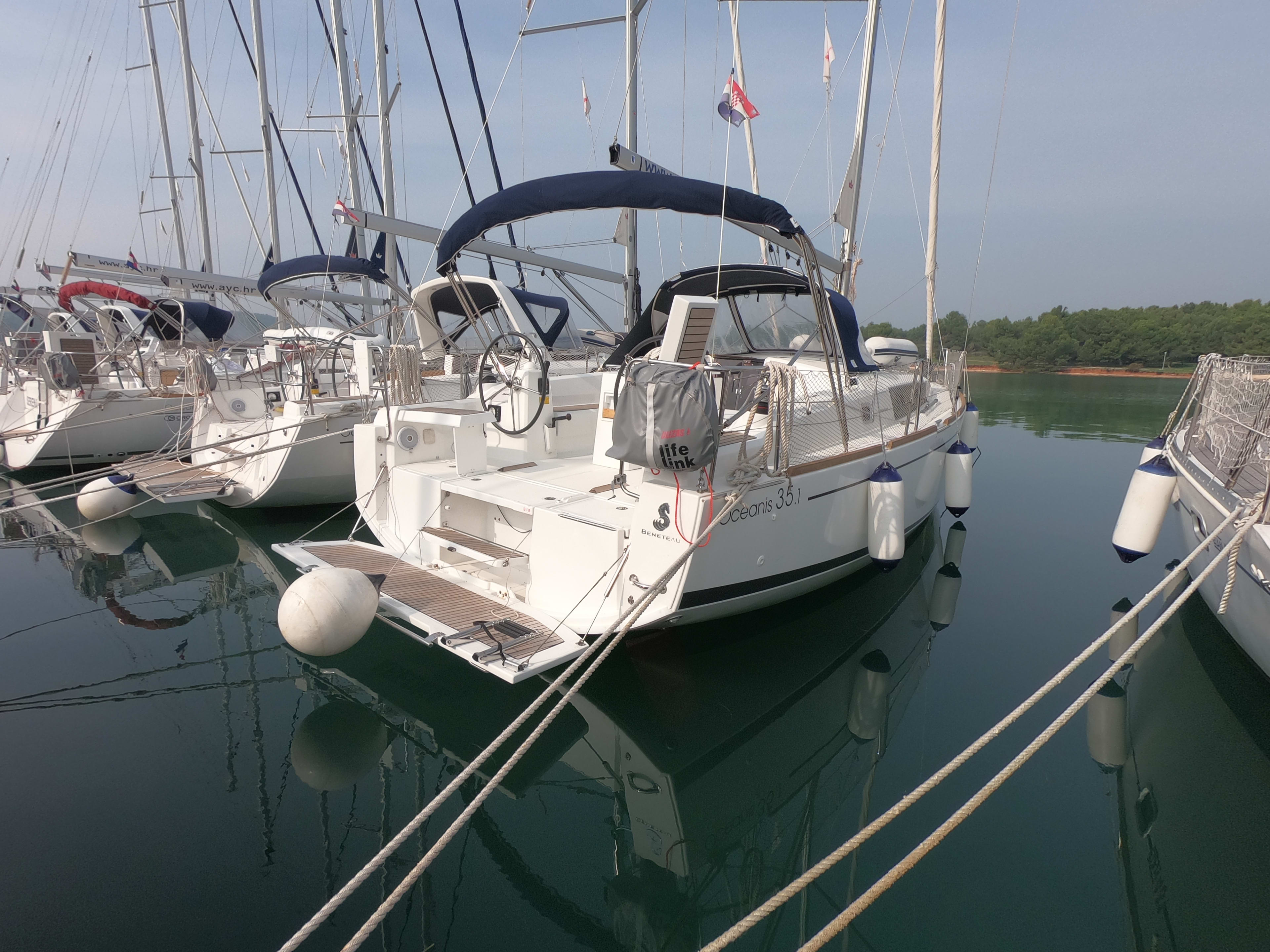 Abeona Oceanis 35.1 vor Anker in Marina Medulin