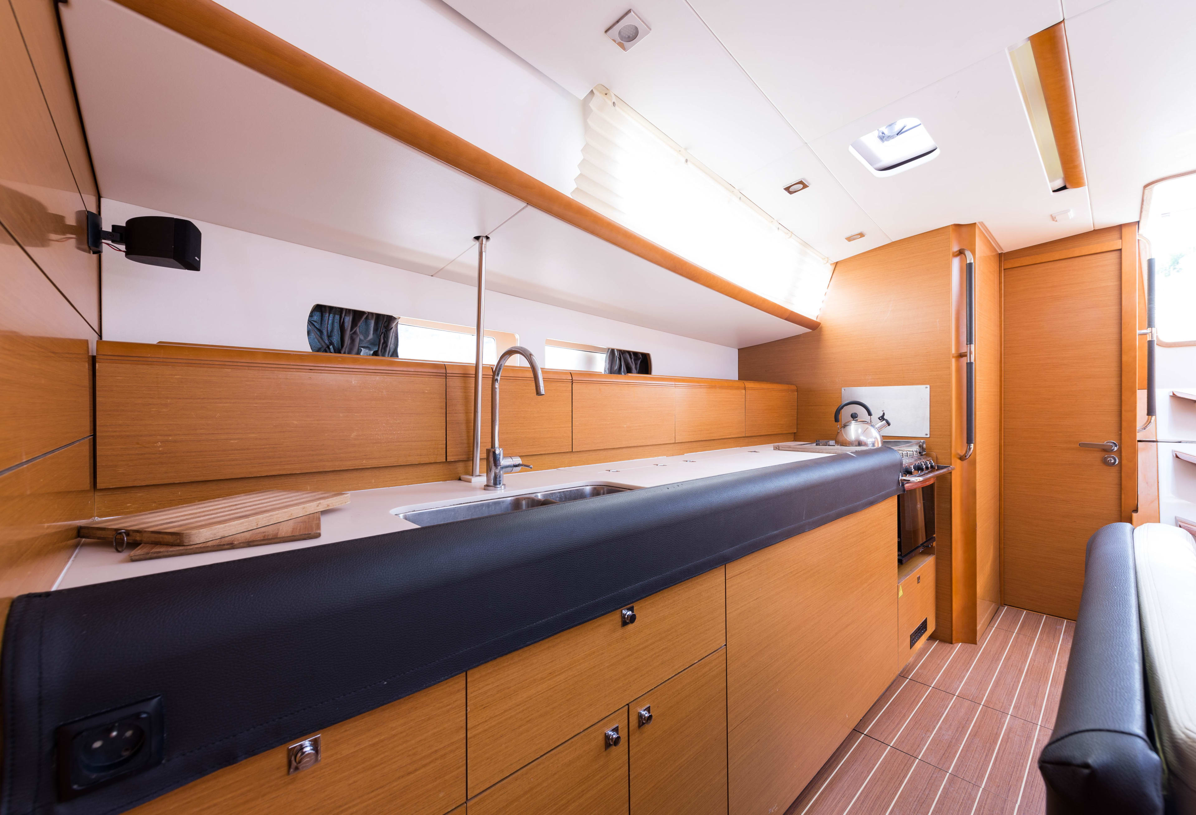 Vega Sun Odyssey 469 amarrado en Nea Peramos - Attica / Nea Peramos