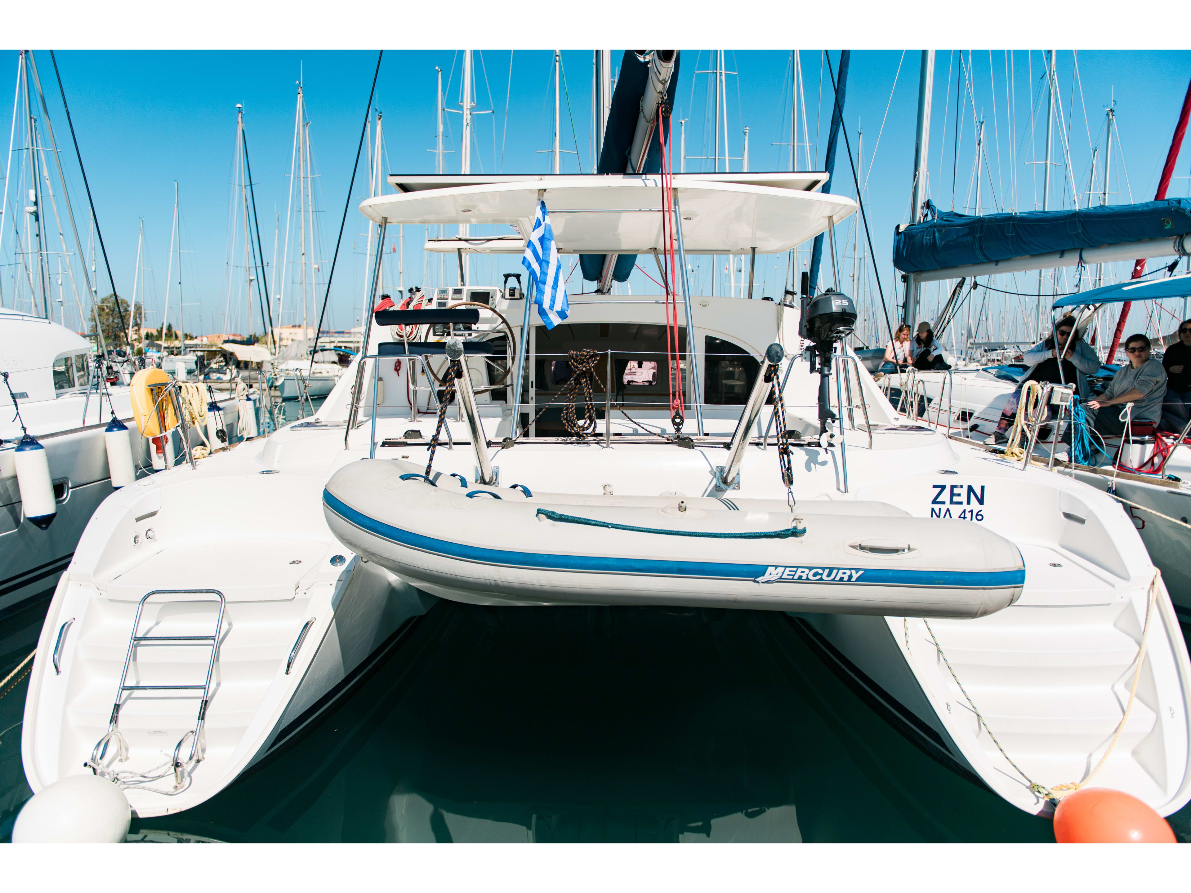 Zen (Pax 10) Lagoon 380 S2 vor Anker in Lefkada / D-Marin Marina Lefkas