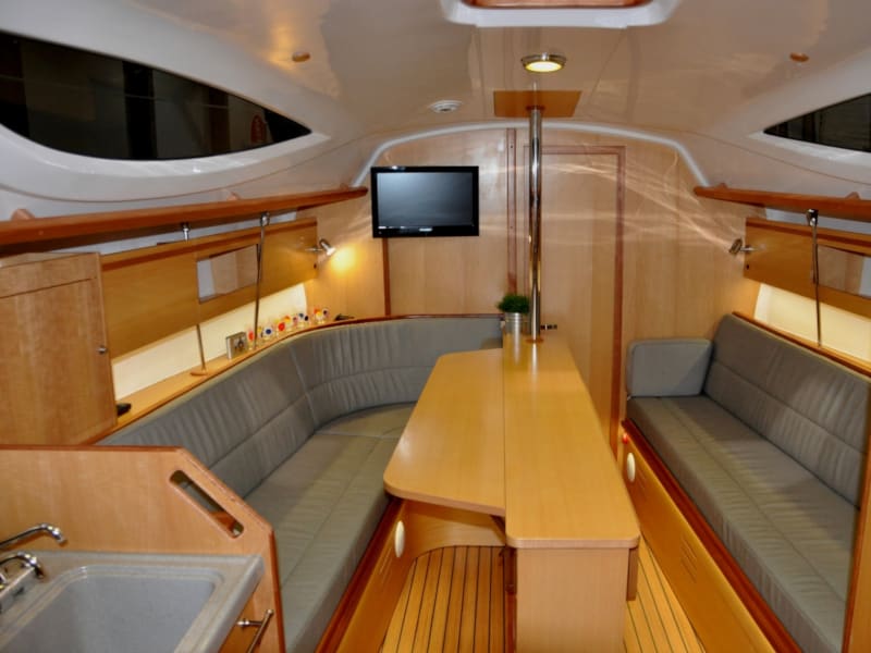 ANDROS Maxus 33.1 RS amarrado en Węgorzewo / Port ZHP