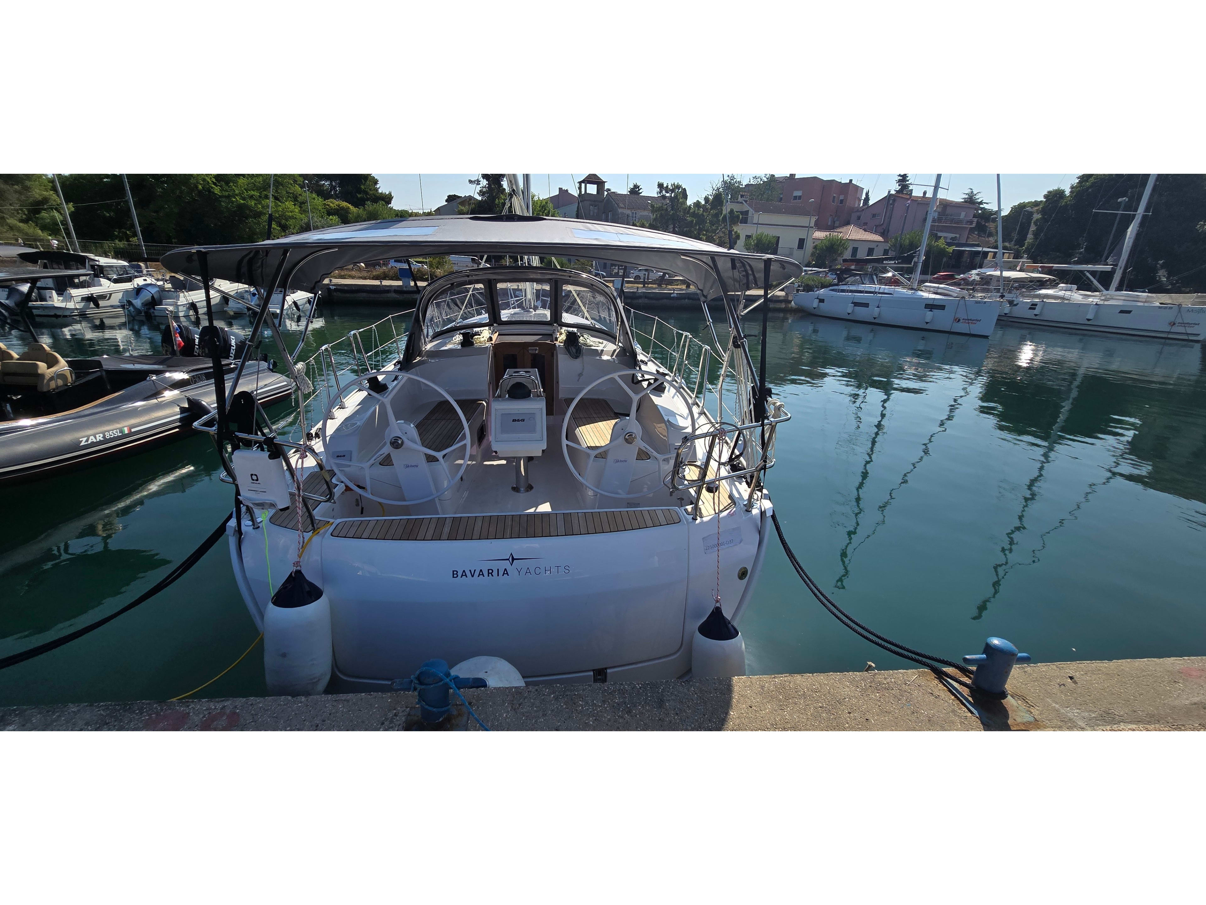 Sunseeker Bavaria Cruiser 37 біля причалу Marina Zadar