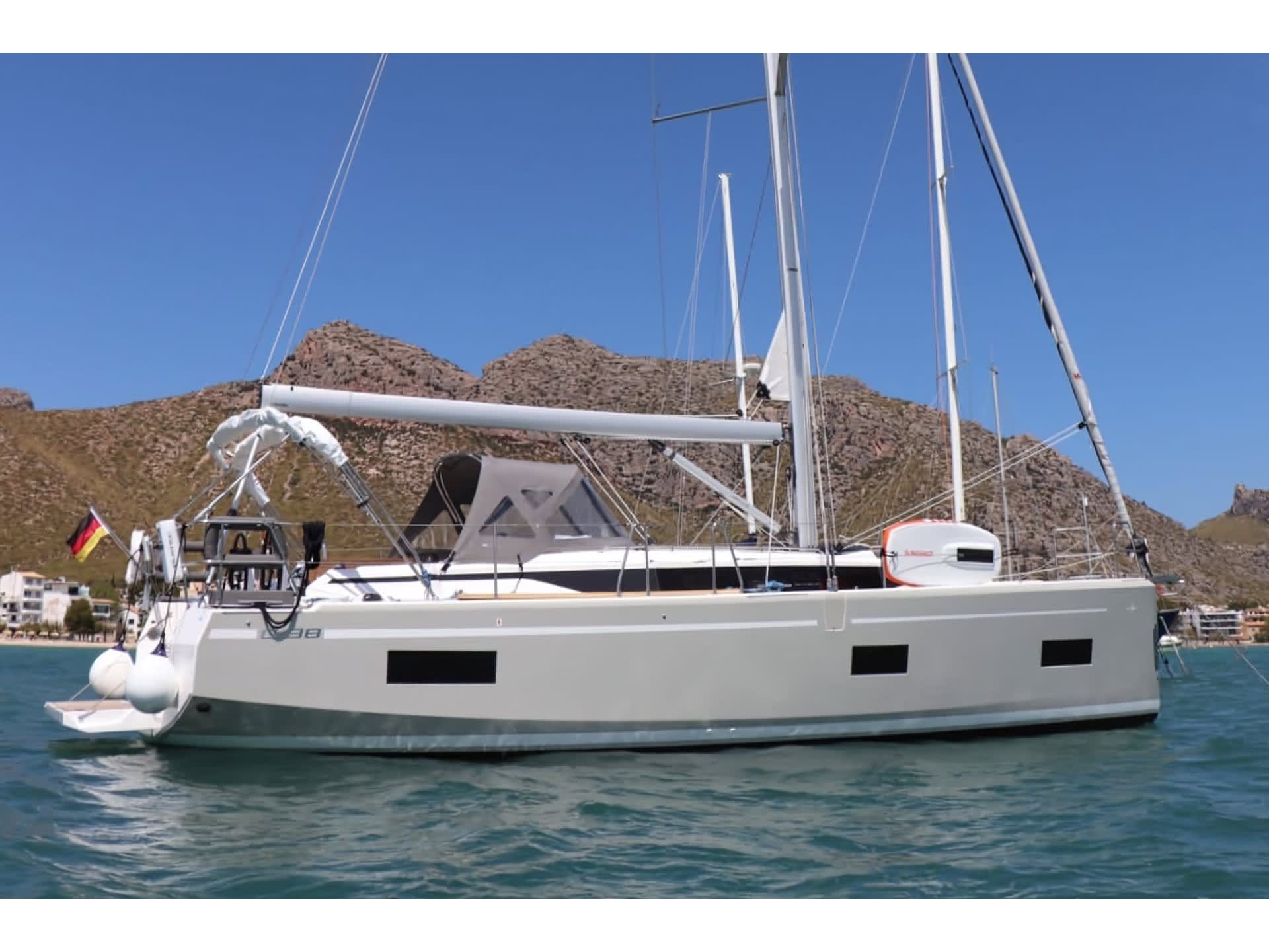 Levante Bavaria 38 Cruiser біля причалу Palma de Mallorca / Marina Naviera Balear