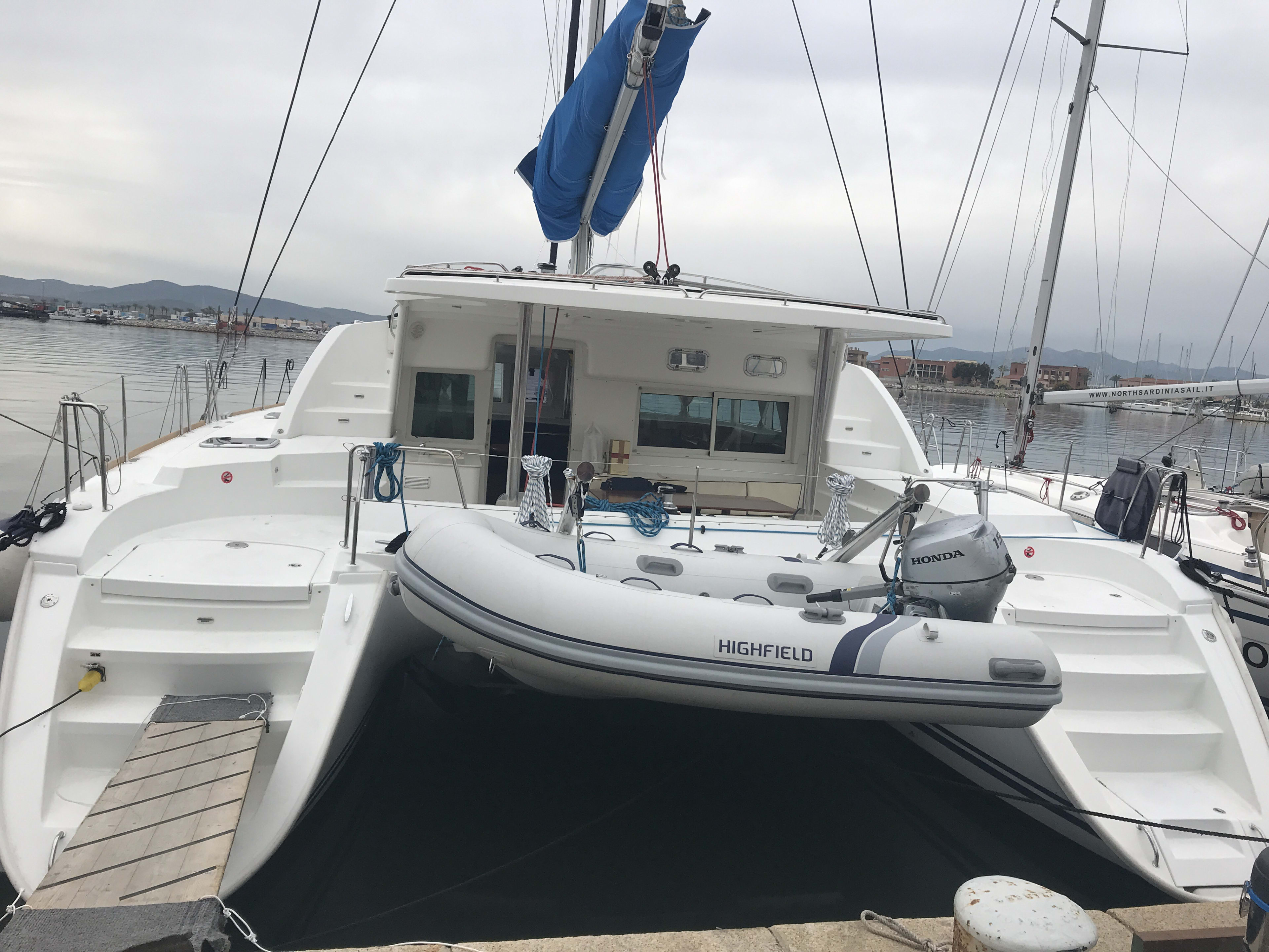 Isis Lagoon 440 vor Anker in Portisco / Cala dei Sardi