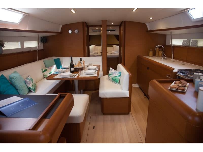 MAYFLOWER Sun Odyssey 519 біля причалу Mpenitses / Marina Benitses
