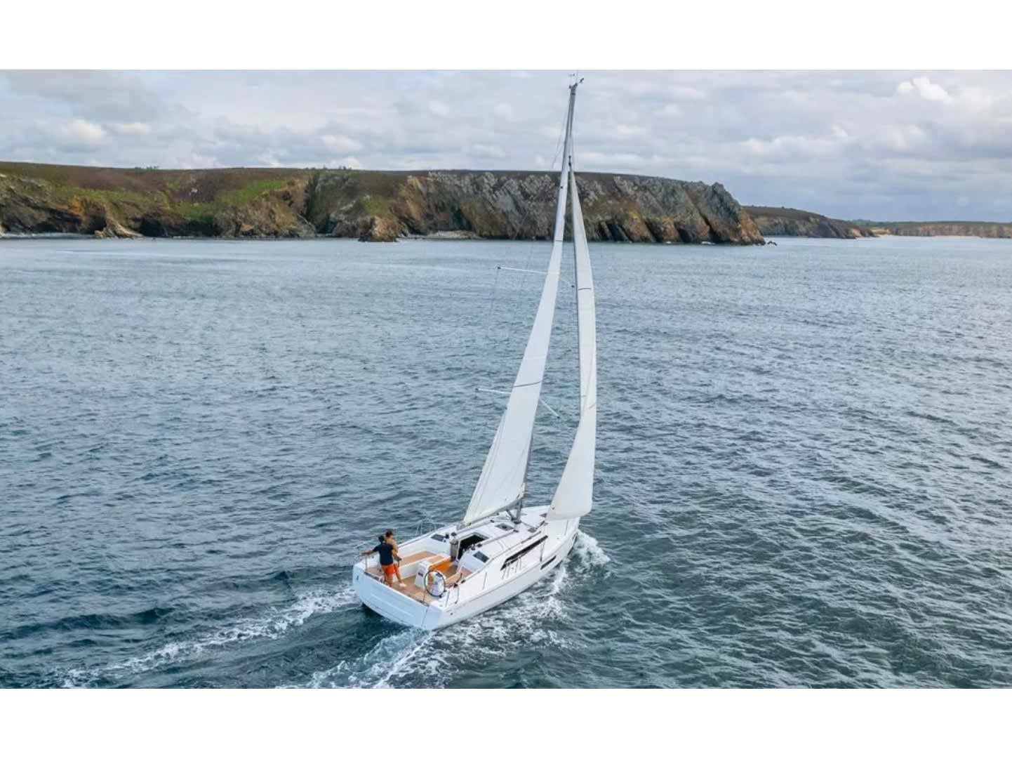 Silene - Comfort line Oceanis 37.1 vor Anker in Marina di Olbia
